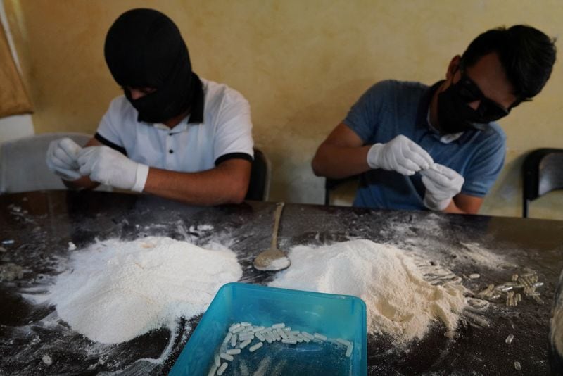 Imagen de archivo. Miembros del Cártel de Sinaloa preparan cápsulas con metanfetamina en una casa de seguridad en Culiacán, México. 4 de abril de 2022. (Crédito: Reuters)