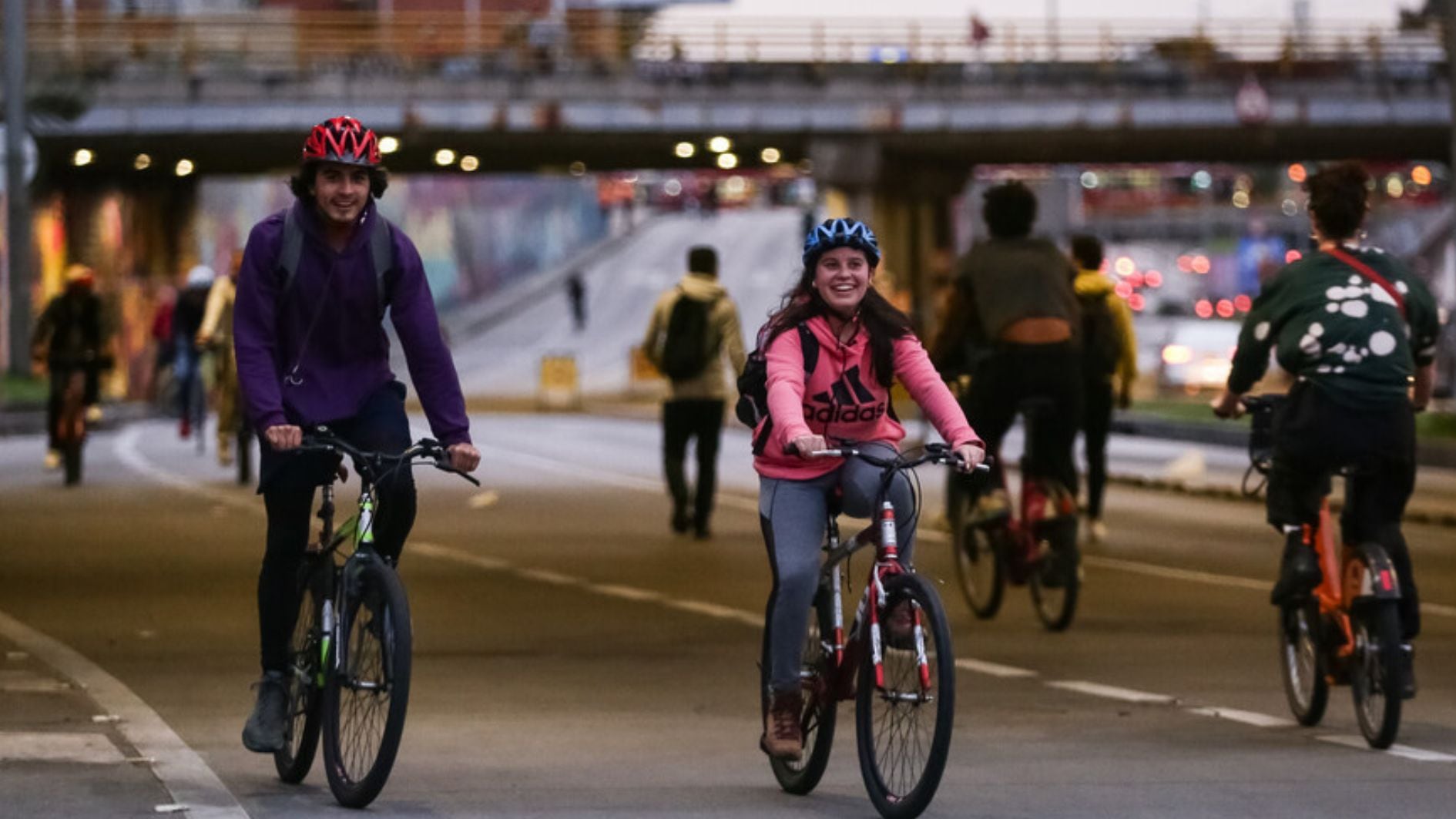 Montar bicicleta, correr, caminar o nadar son algunas actividades físicas que puede practicar - crédito Colprensa/John Paz