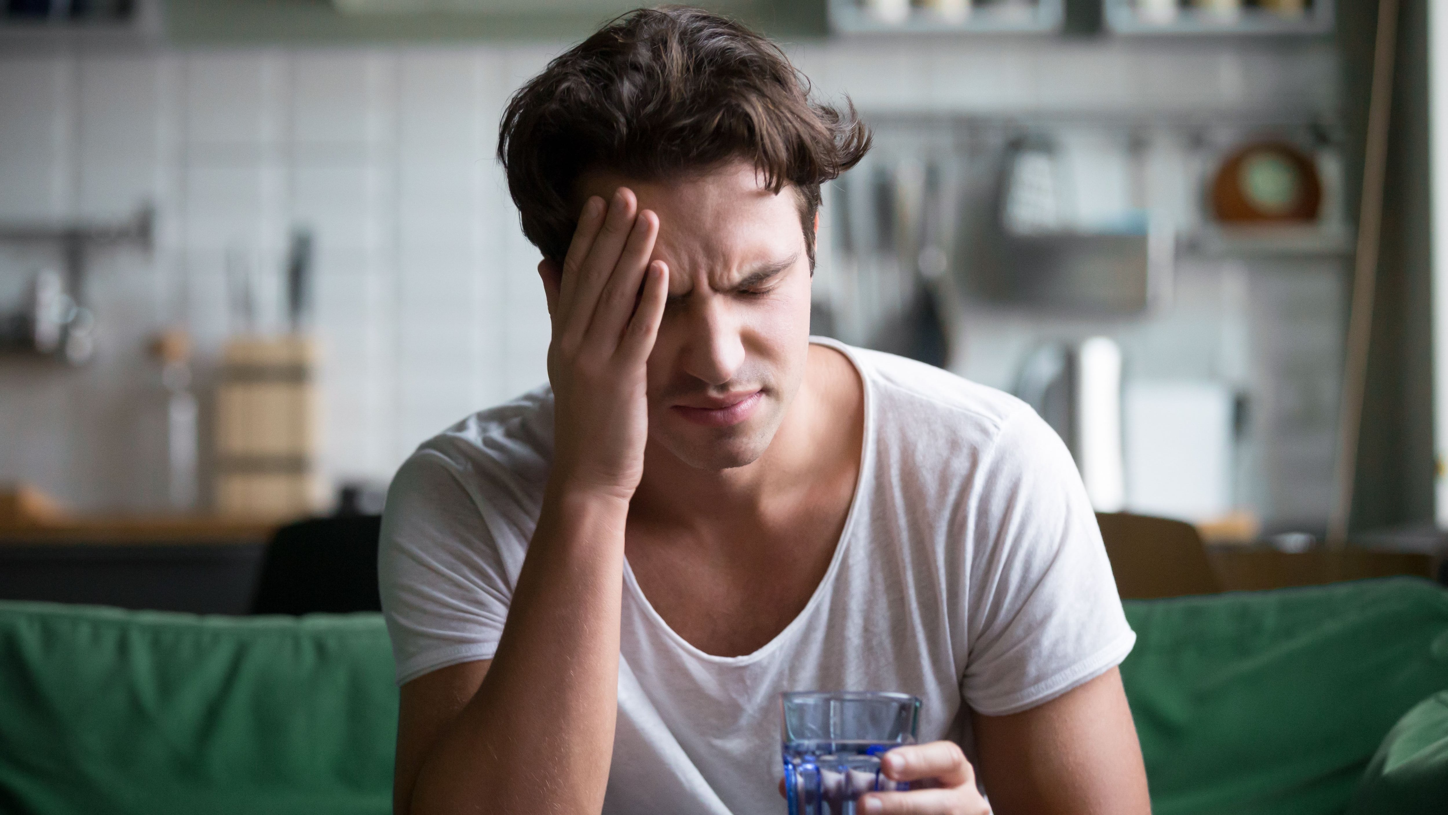 Hombre con dolor de cabeza (Shutterstock)