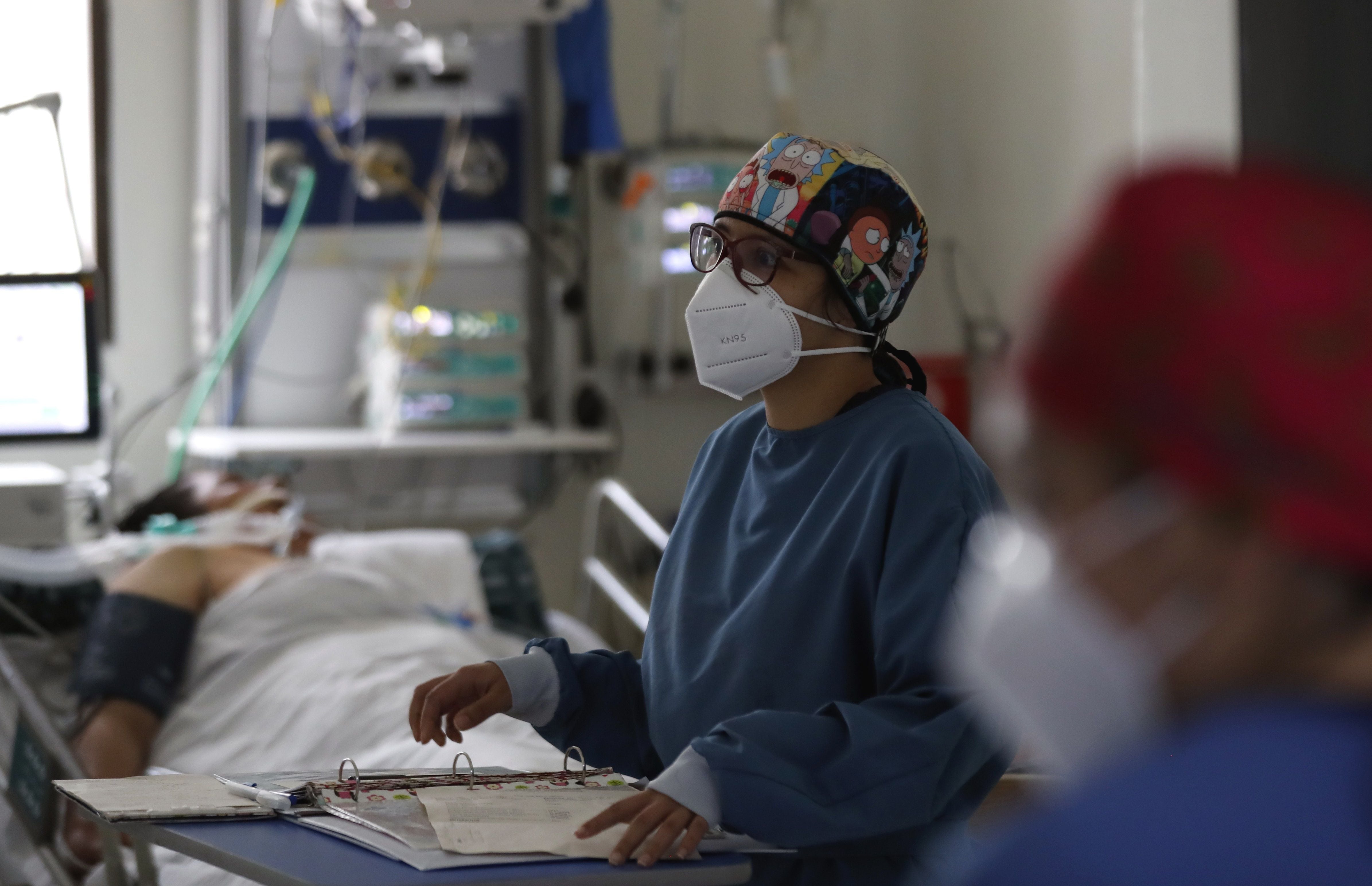 El ciudadano fue trasladado a una clínica para recibir atención médica. Imagen de referencia de una Unidad de Cuidados Intensivos en un hospital de Colombia - crédito Mauricio Dueñas Castañeda/EFE