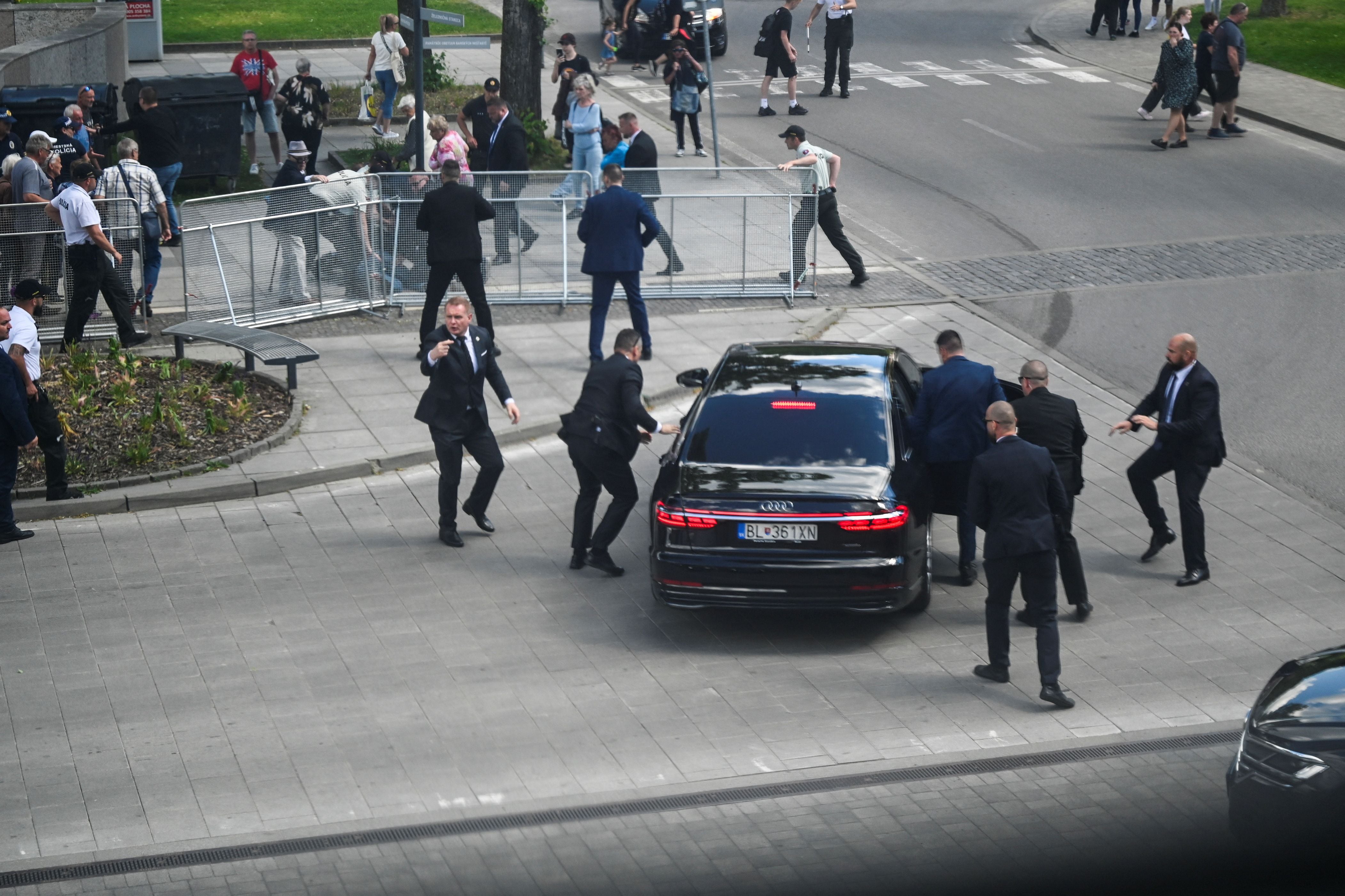 Oficiales de seguridad introdujeron a Fico en el vehículo para trasladarlo (REUTERS/Radovan Stoklasa)