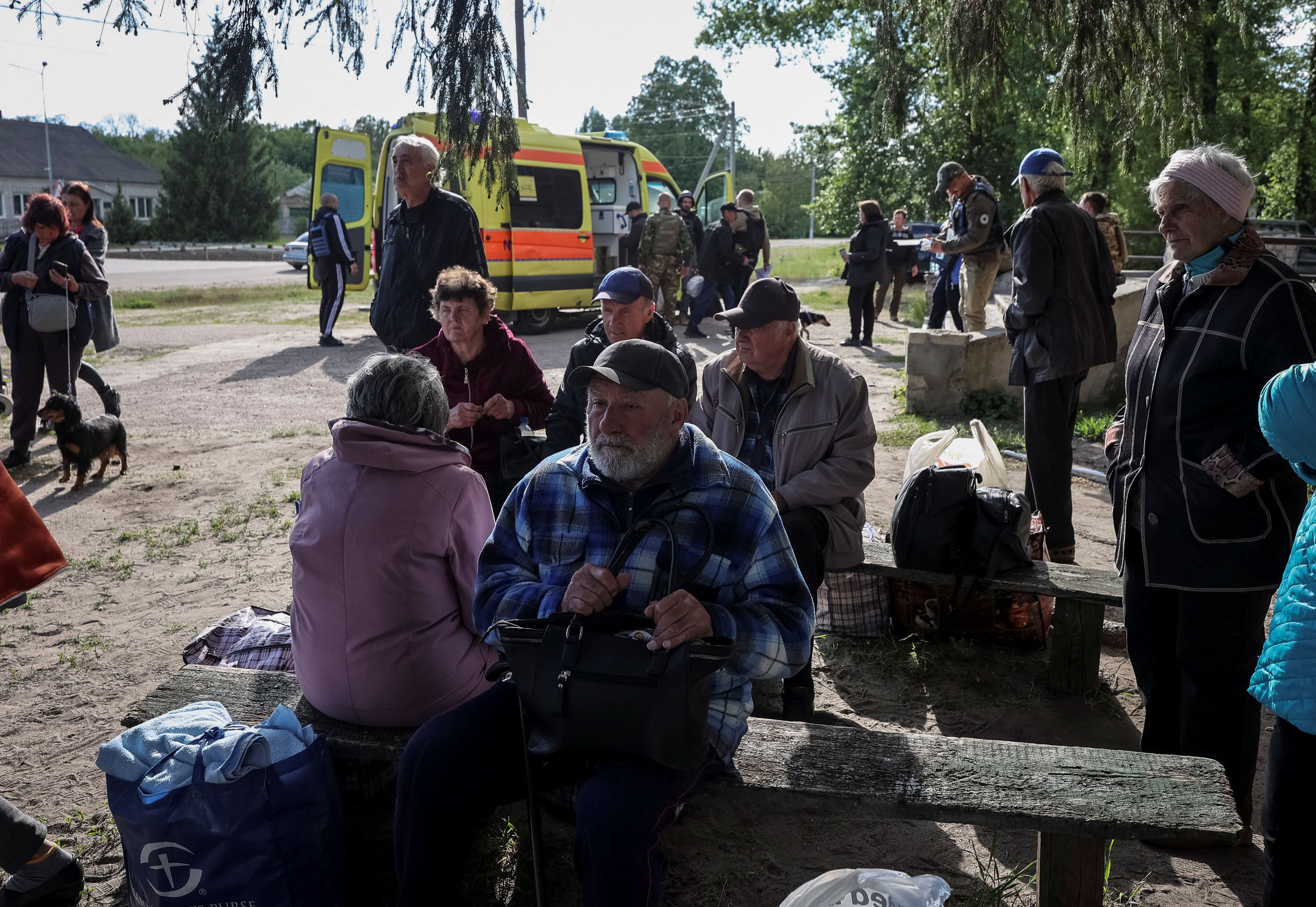 Residentes de Vovchansk y pueblos cercanos esperan autobuses en medio de una evacuación de Kharkiv debido a los bombardeos rusos el 10 de mayo de 2024 (REUTERS/Vyacheslav Madiyevskyy)