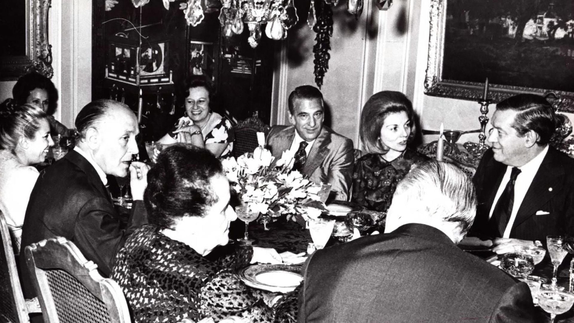 14 de octubre de 1973: comida de los Llambí en su departamento. En la foto se observa a Isabel Martínez de Perón, el matrimonio Gelbard, el matrimonio Lastiri, María del Pilar Franco Bahamonde y José López Rega