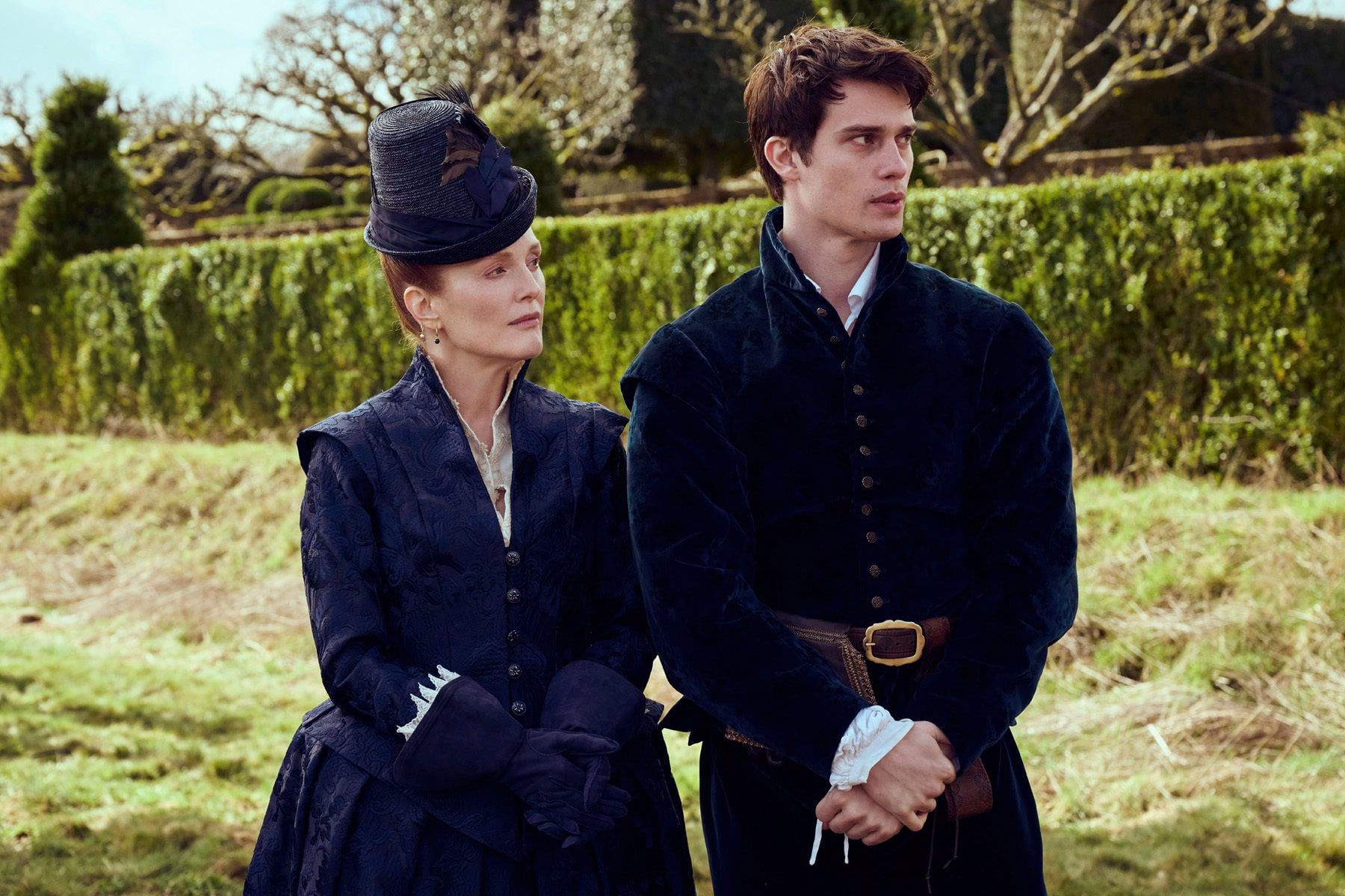 Julianne Moore y Nicholas Galitzine forman parte del elenco principal de la miniserie histórica "Mary & George" (Créditos: Starz/AP)