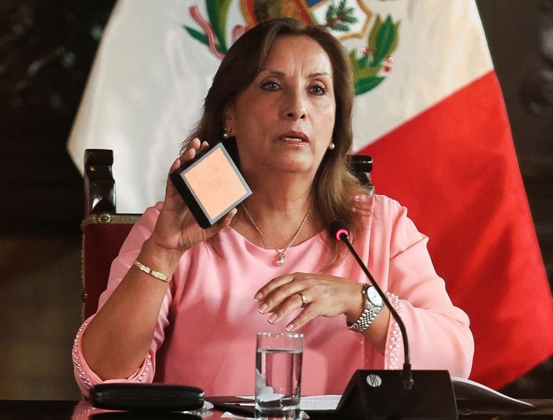 La presidenta de Perú, Dina Boluarte, habla durante una rueda de prensa en el palacio de gobierno tras su declaración en la audiencia de la fiscalía sobre una investigación por posesión de joyas caras, entre ellas relojes Rolex y una pulsera Cartier, en Lima, Perú, el 5 de abril, 2024. REUTERS/Sebastian Castaneda