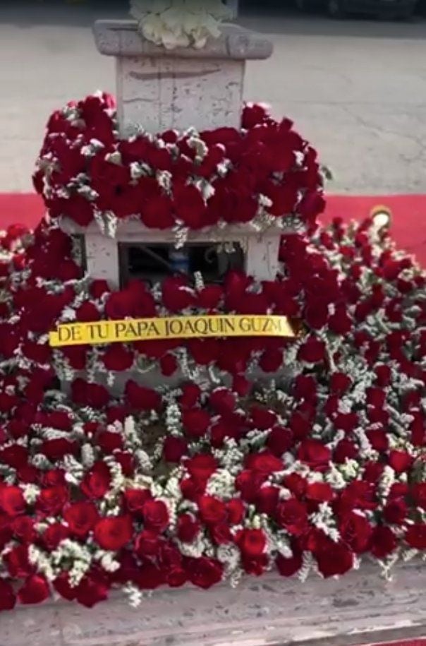 Dejan flores a nombre del Chapo en el monumento funerario de Édgar Guzmán en Sinaloa