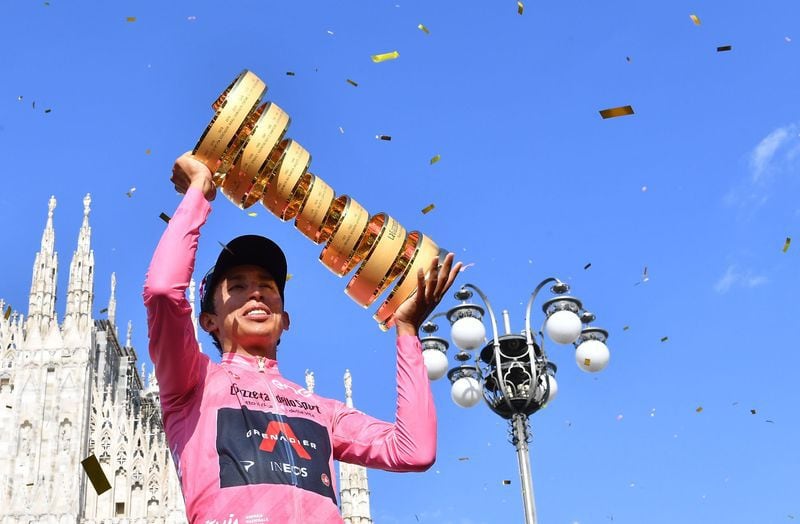 El ciclista del Ineos Grenadiers, el colombiano Egan Bernal, celebra su victoria con el trofeo en el Giro de Italia tras la contrarreloj, en Milán, Italia el 30 de mayo 2021 - crédito Jennifer Lorenzini/REUTERS