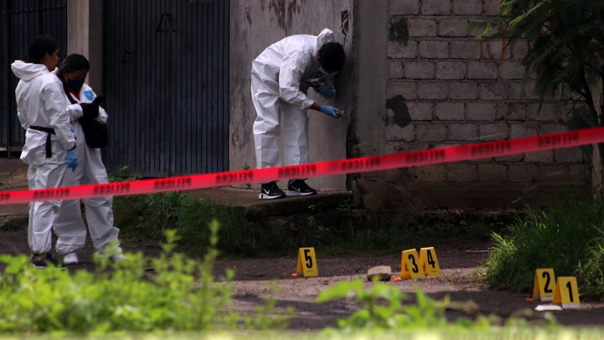 TEPOZTLÁN, MORELOS, 01JULIO2021.- Un hombre fue asesinado a balazos esta mañana en la calle prolongación Eje Norte Sur de la colonia Tetecolala. Extraoficialmente se supo que la víctima se encontraba sentado en la calle cuando el homicida llego, intento correr, pero fue alcanzado por las balas. Policía de Morelos resguardo la escena del crimen, más tarde llegaron peritos e investigadores de la Fiscalía del Estado, los cuales levantaron indicios para la averiguación que inicia, finalmente, trabajadores del Servicio Médico Forense levantado el cadáver y fue llevado a la morgue esperando ser identificado por sus familiares. FOTO: MARGARITO PÉREZ RETANA / CUARTOSCURO.COM