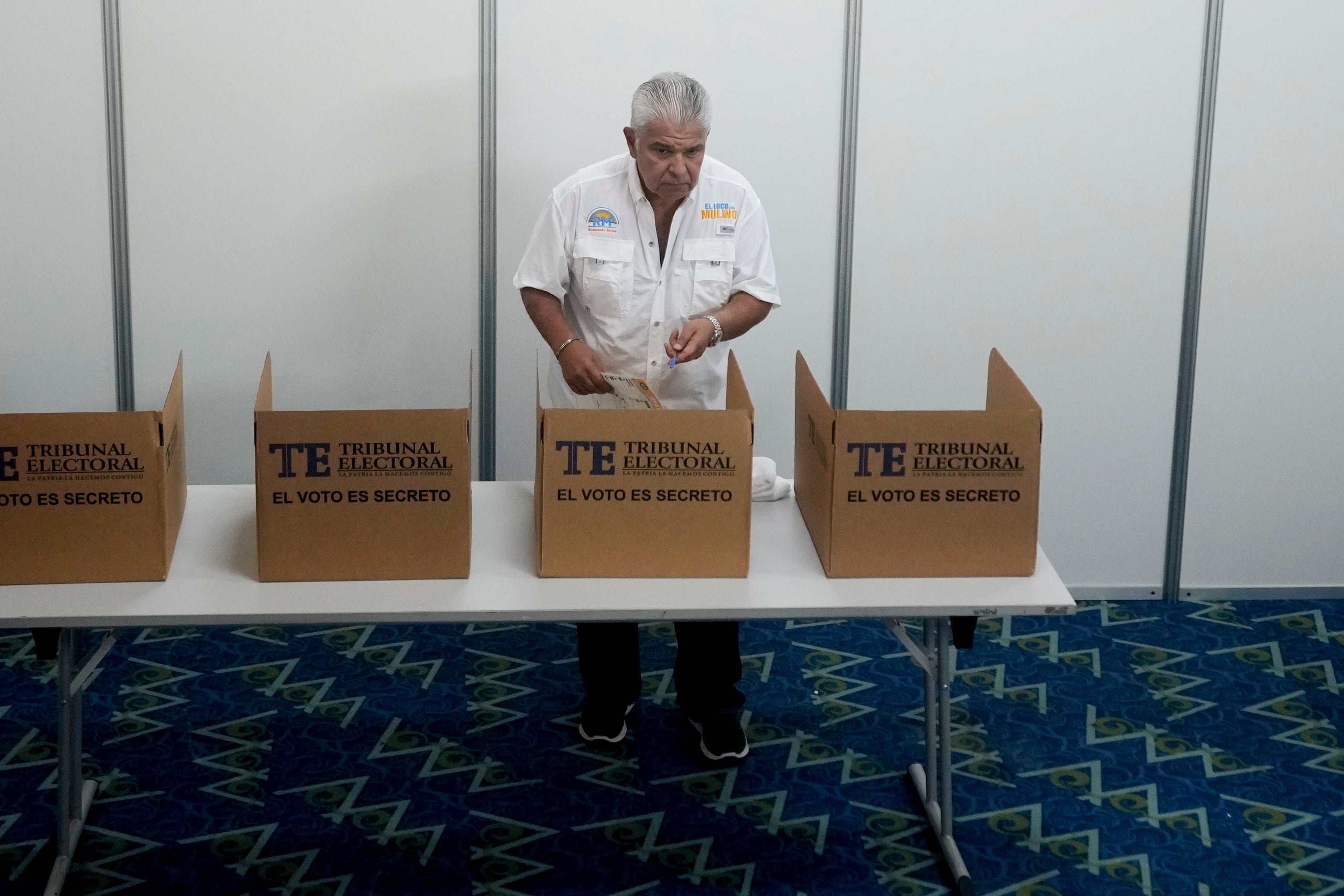 El candidato presidencial de Realizando Metas, José Raúl Mulino, con su voto en la mano en las elecciones generales en Ciudad de Panamá, el domingo 5 de mayo de 2024. (AP Foto/Matías Delacroix)