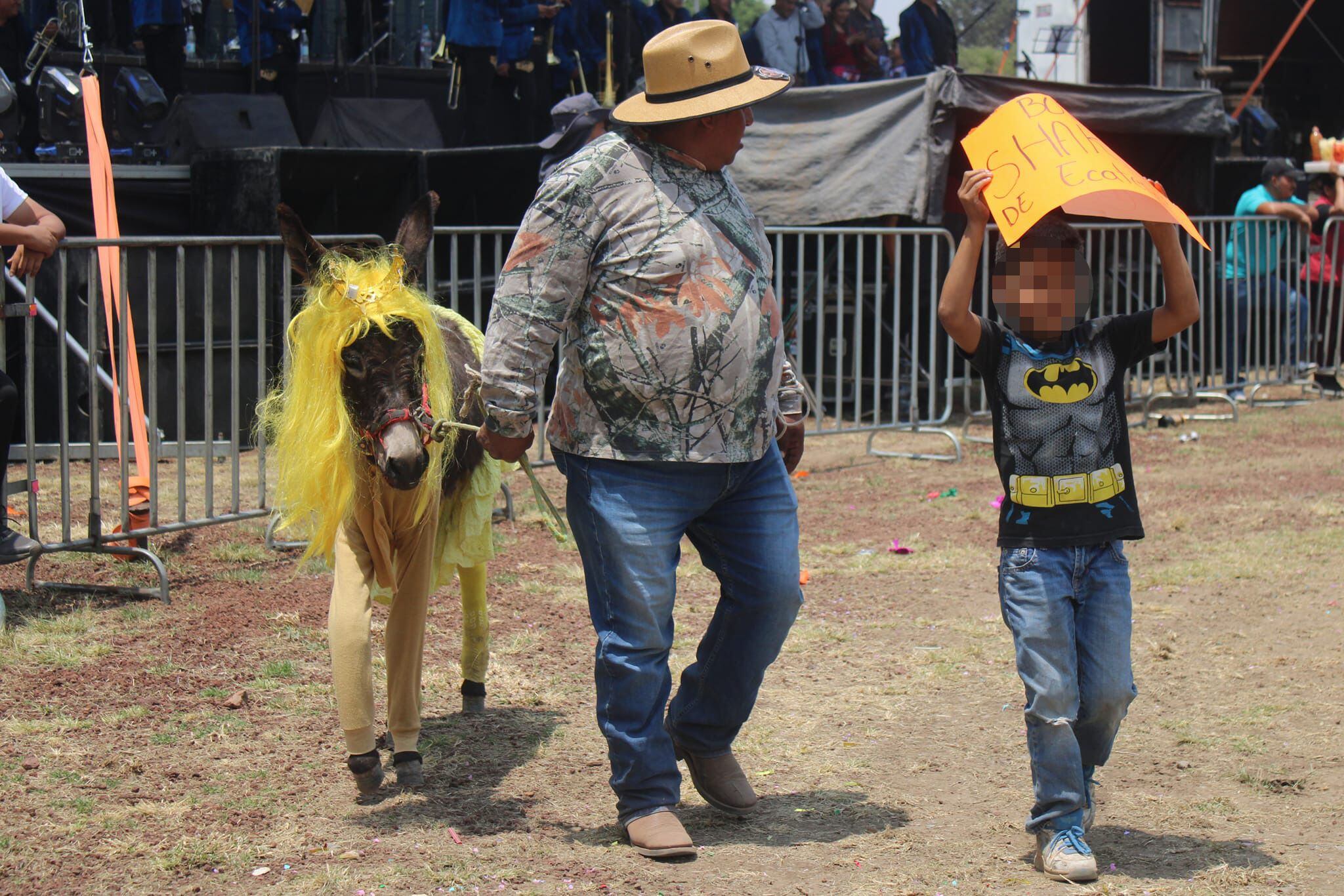También participaron niños en el festival. (Facebook/Feria Nacional del Burro Otumba 2024).

Burros, equinos, feria nacional del burro 2024, Otumba, México, disfraces, polo, animales, mascotas