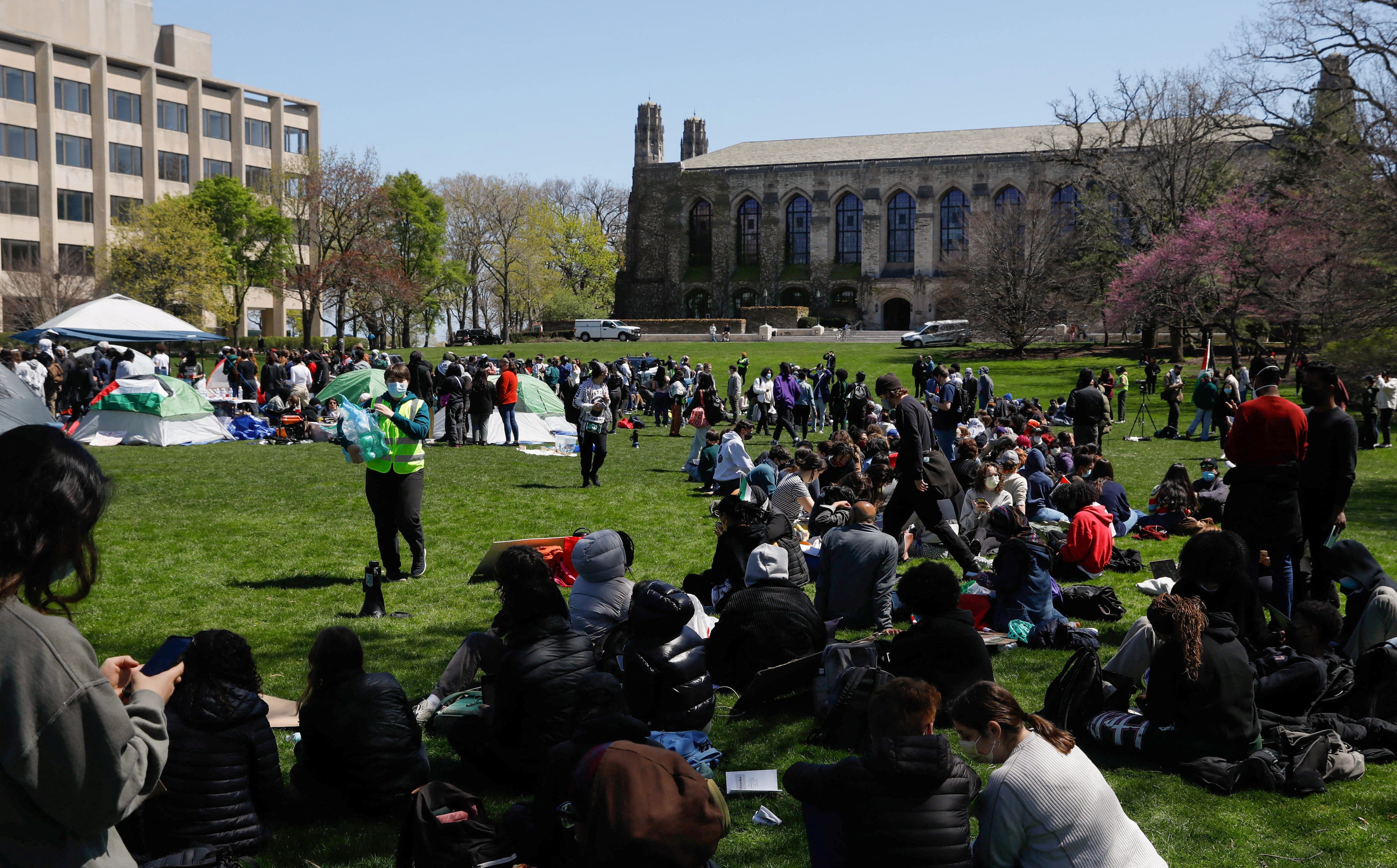 Los manifestantes se reúnen en un campamento donde los estudiantes protestan en apoyo de los palestinos, durante el conflicto en curso entre Israel y Hamas (REUTERS)