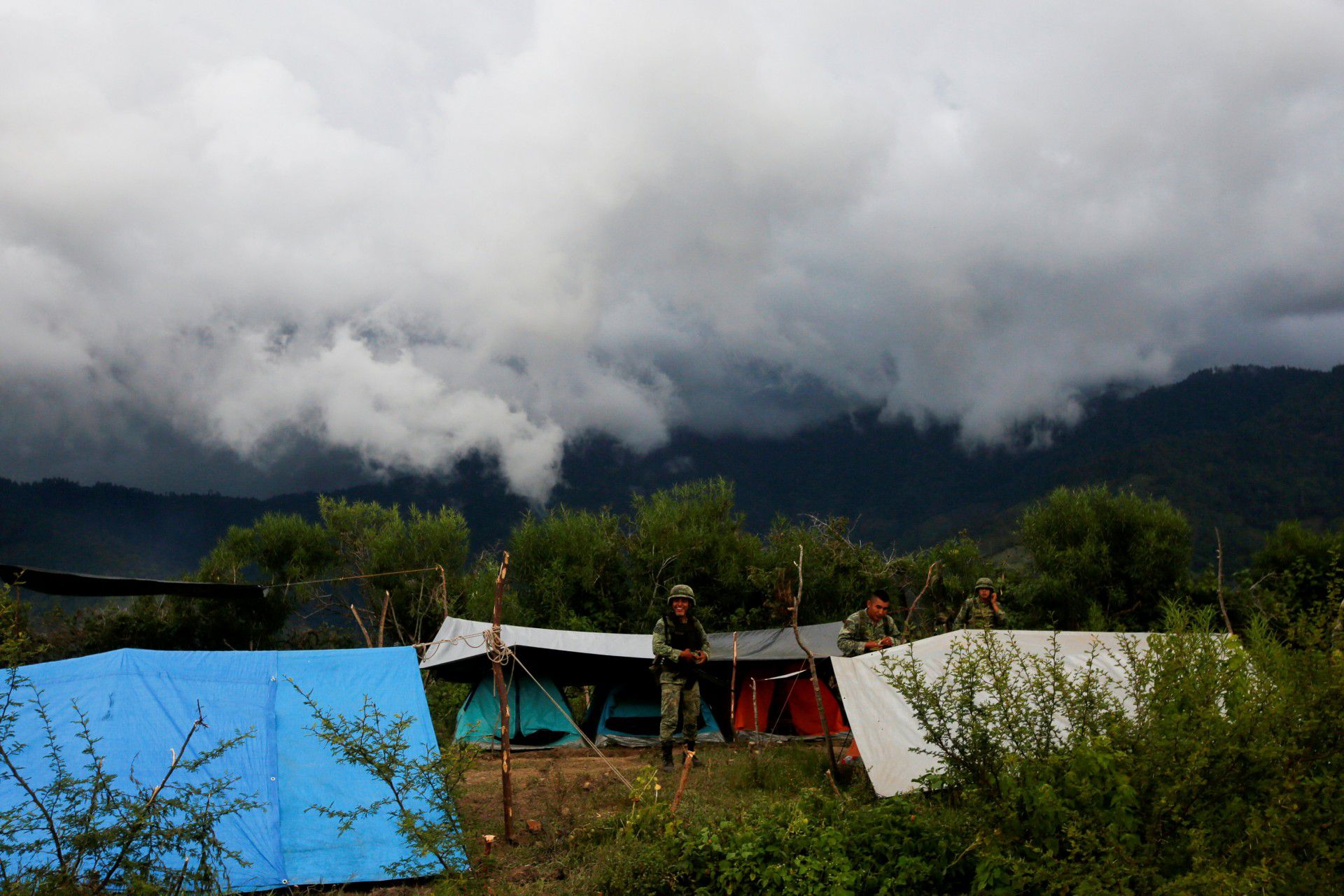 Soldados en un campamento cerca de Pueblo Viejo en la Sierra Madre del Sur. REUTERS / Carlos Jasso 