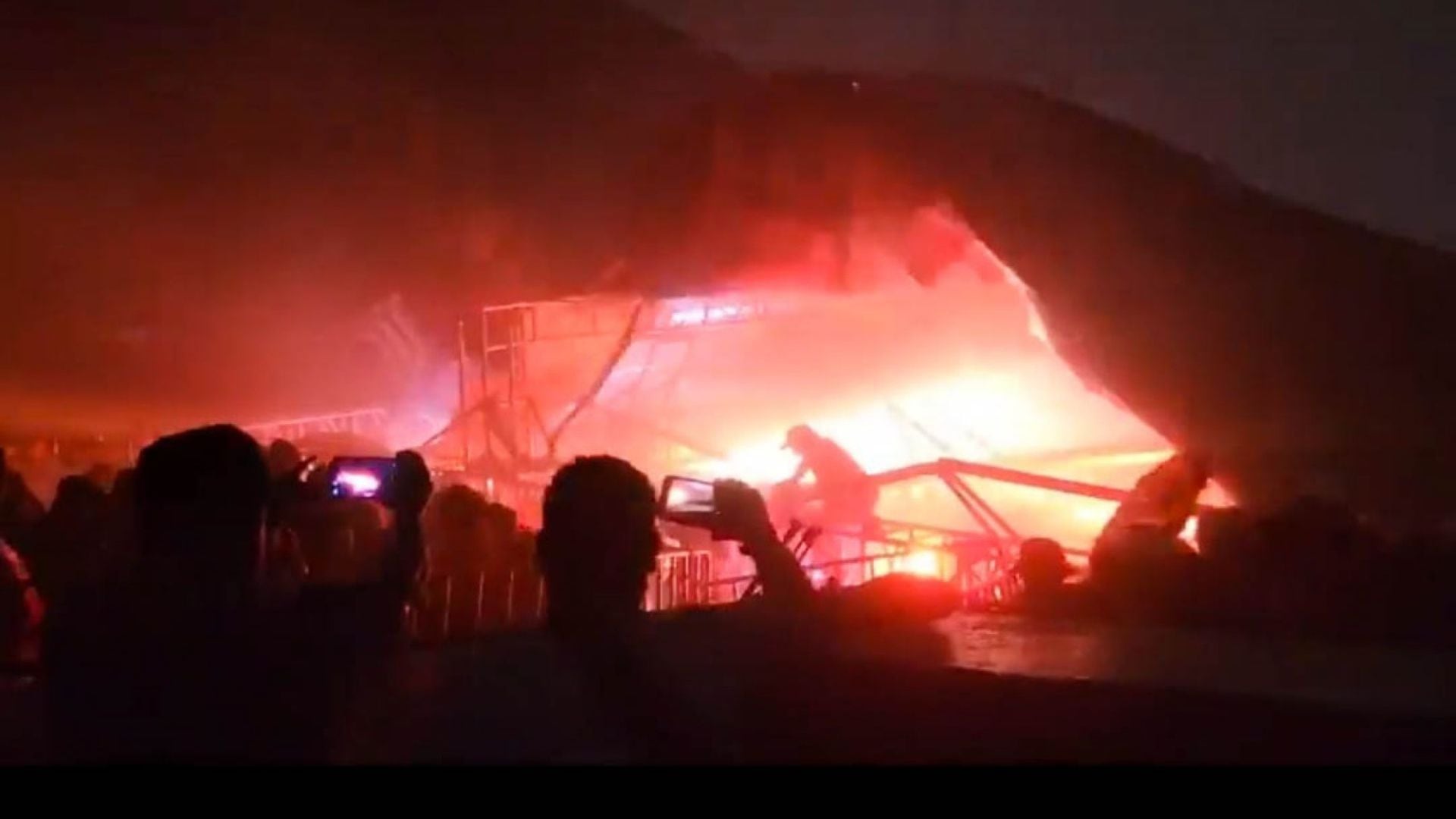 El momento exacto en que cayó el templete en evento de Jorge Álvarez Máynez foto: Cuartoscuro