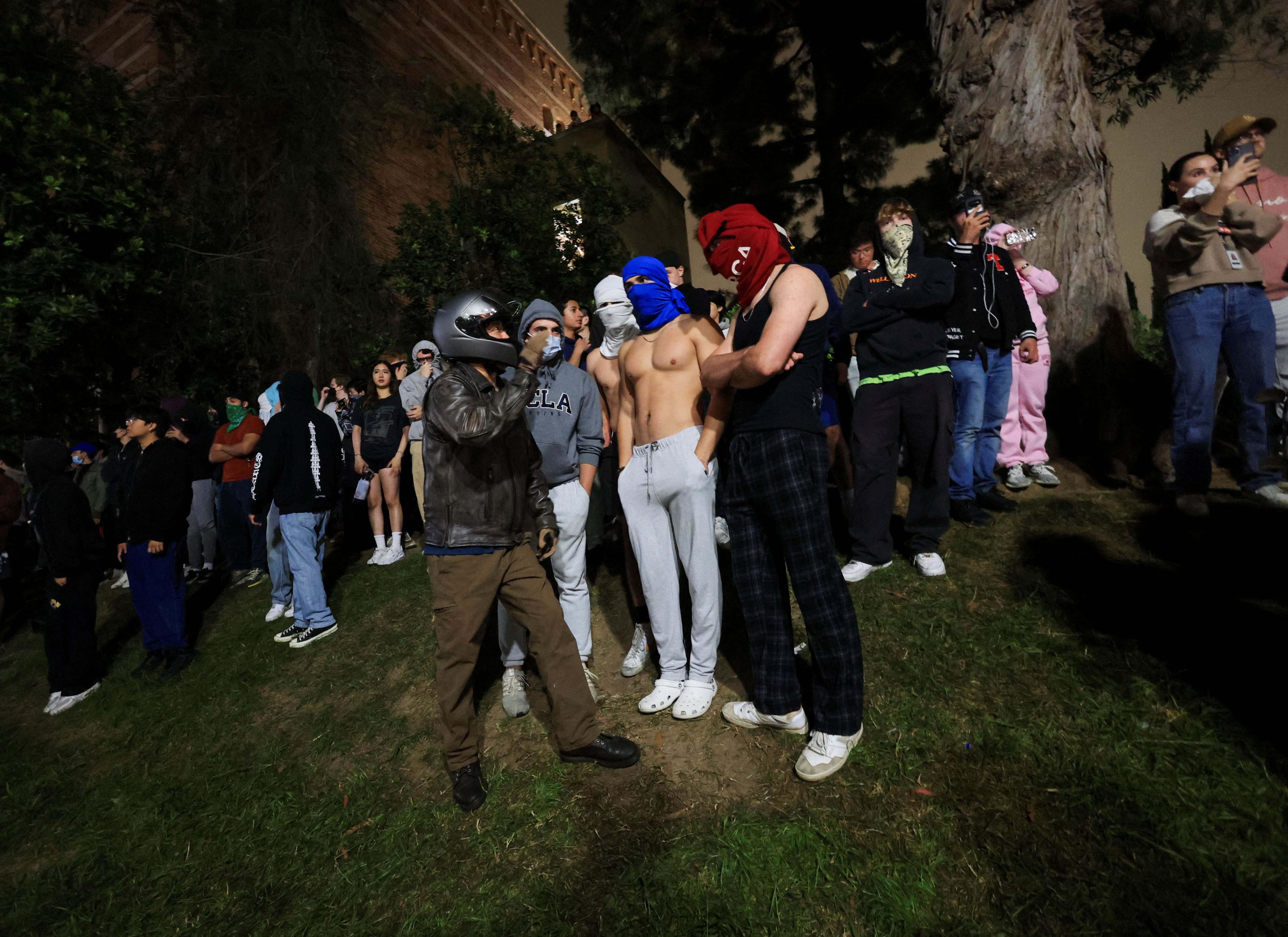 Contramanifestantes frente al campamento propalestino (REUTERS/David Swanson)