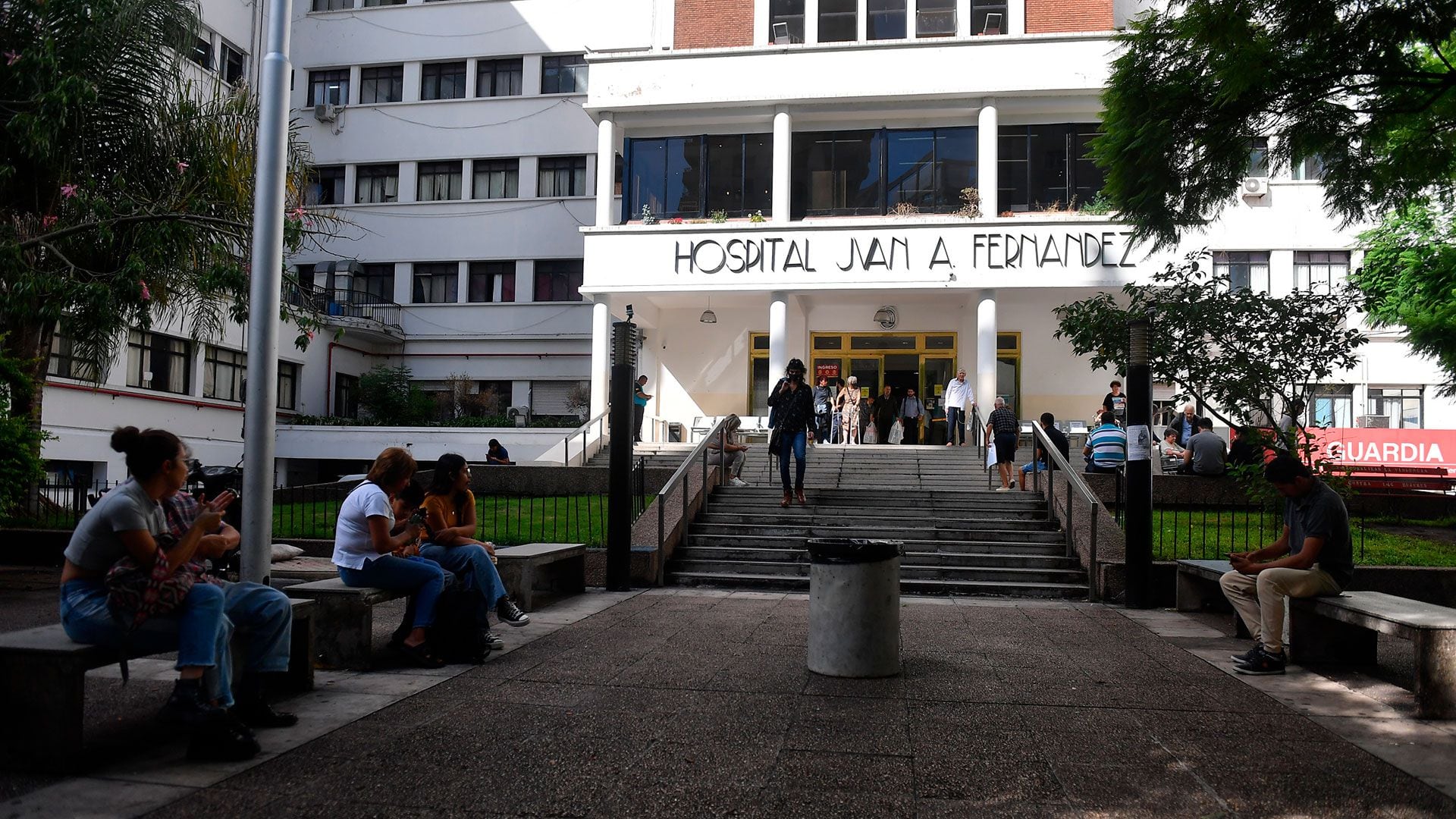 Filas en hospitales por casos de dengue hospital fernandez portada