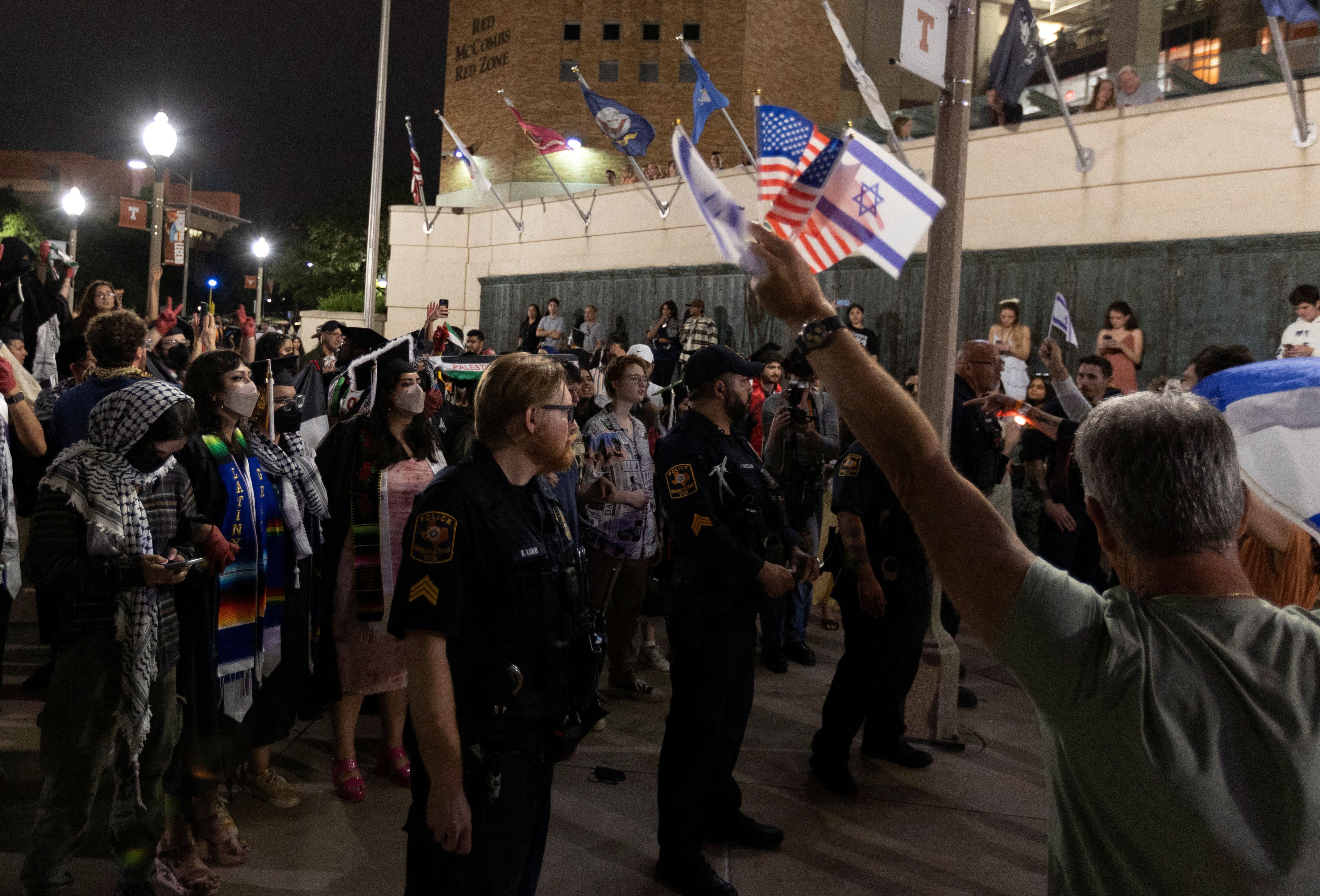 Manifestantes pro palestinos y pro israelíes expresan su postura contra el actual conflicto entre Israel y Hamas (REUTERS/Nuri Vallbona)