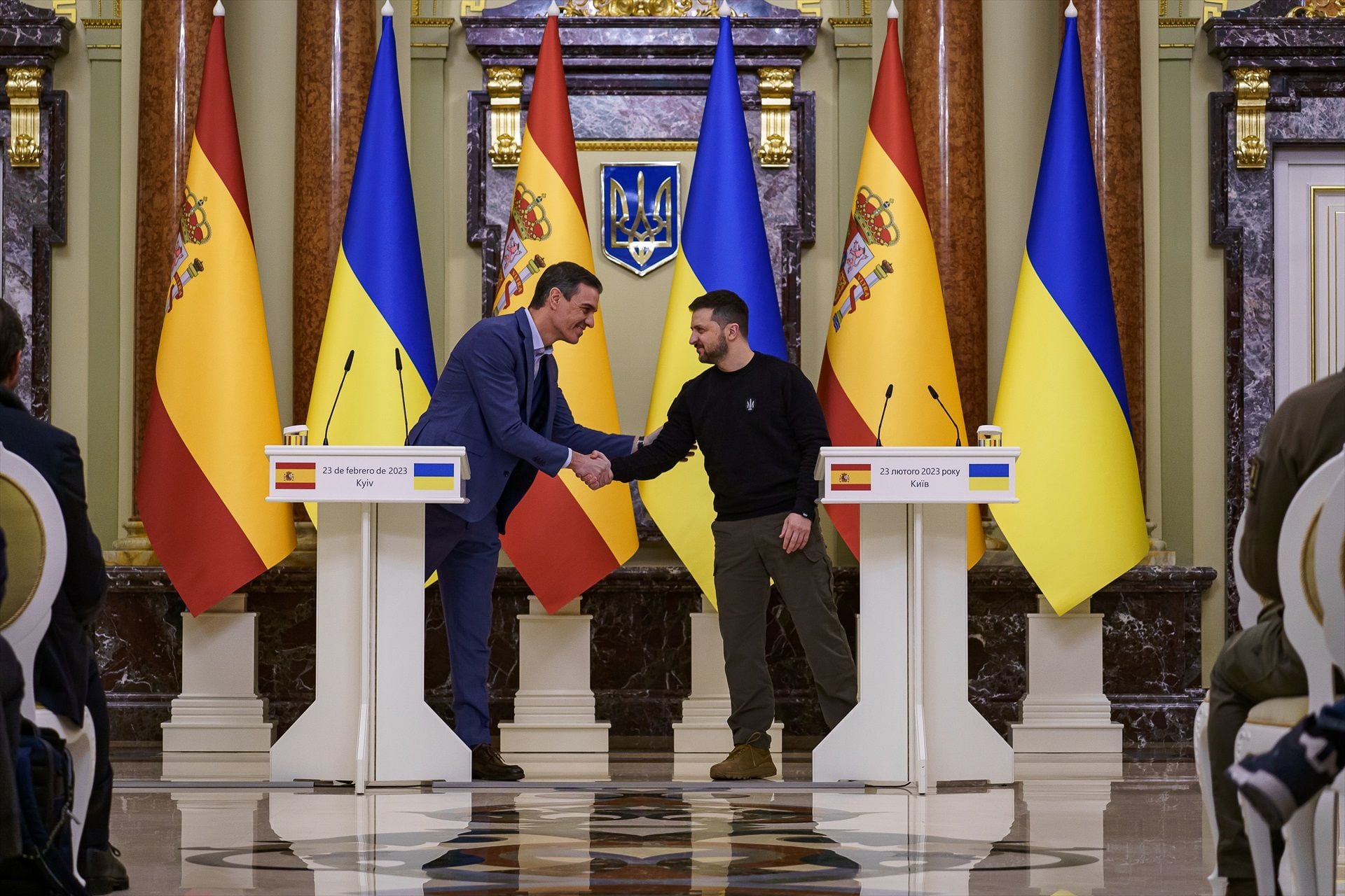 El presidente del Gobierno de España, Pedro Sánchez (i), y el presidente de Ucrania, Volodimir Zelenski (d), se saludan a su llegada al Palacio Mariinski, a 23 de febrero de 2023, en Kiev (Ucrania). (David Melero / Europa Press)