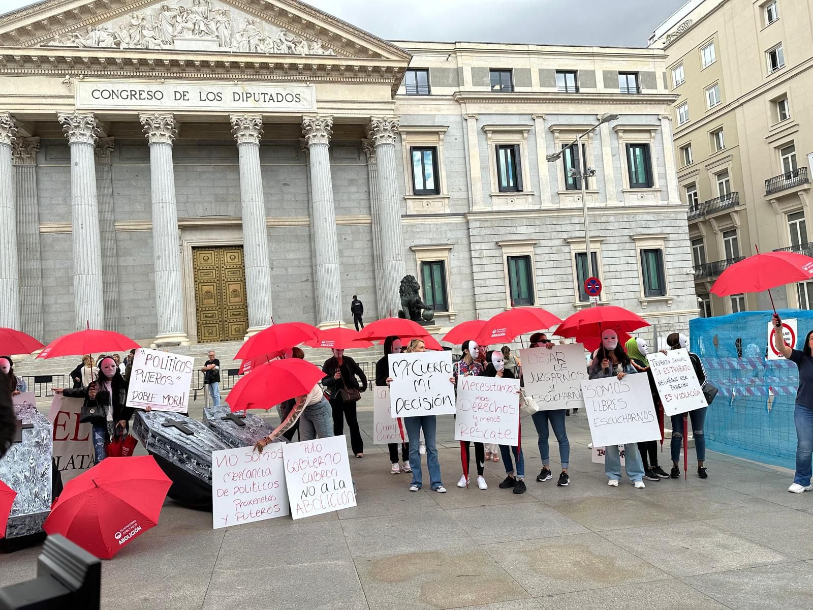 Protesta de la plataforma Stop Abolición frente al Congreso para mostrar su rechazo a la ley del PSOE contra el proxenetismo. (Cedida)