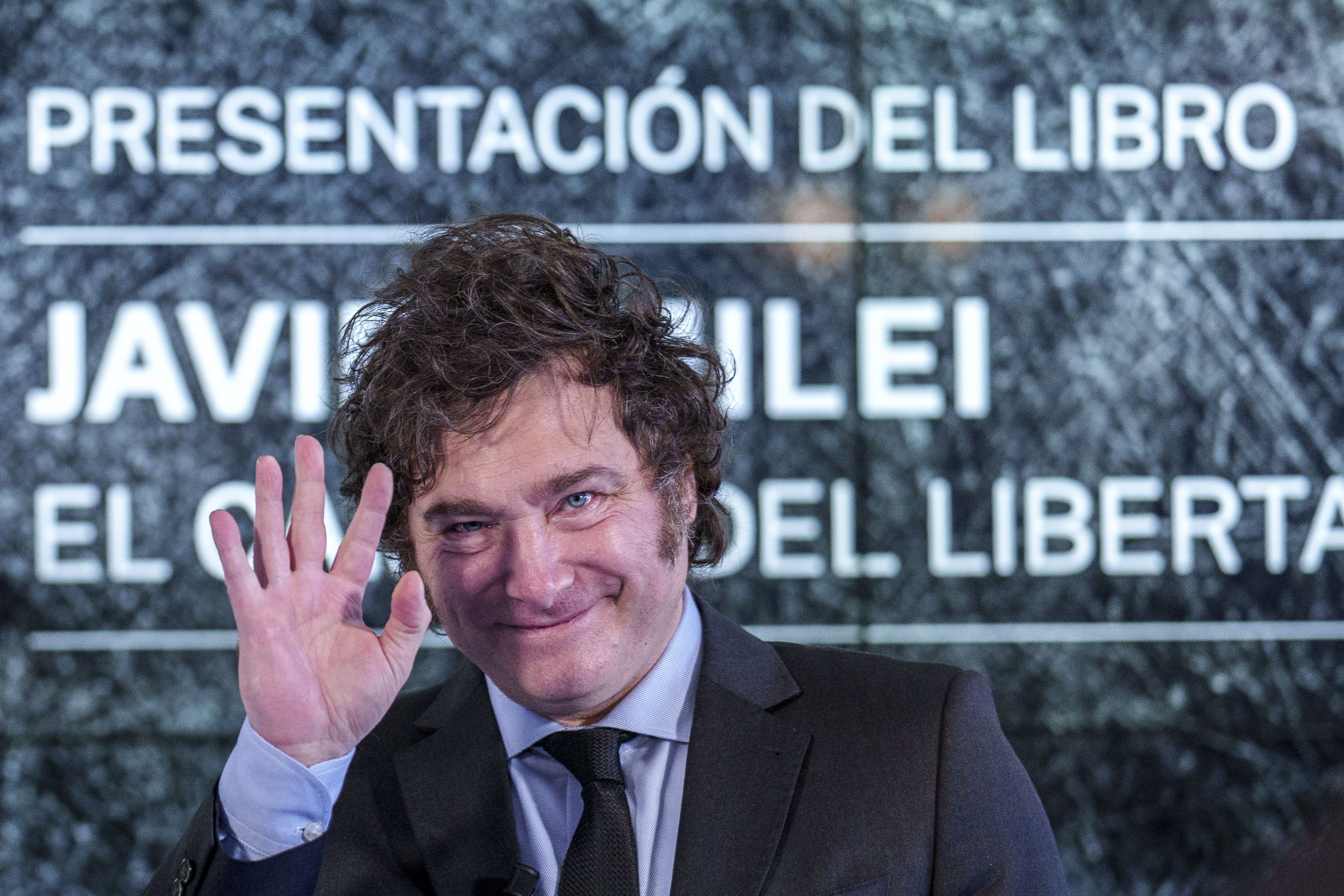 El presidente de Argentina, Javier Milei, mientras presenta su libro. (Manu Fernandez/AP Foto)