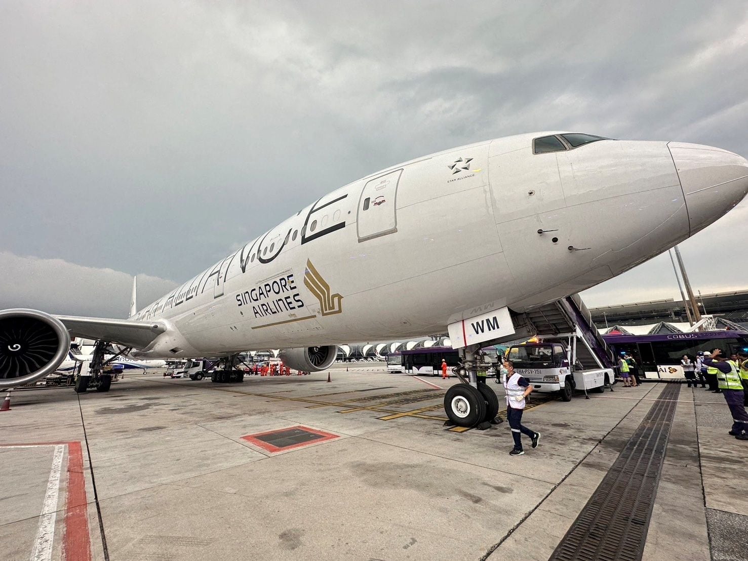 El avión de la aerolínea de Singapur en la pista después de solicitar un aterrizaje de emergencia en el Aeropuerto Internacional Suvarnabhumi de Bangkok, Tailandia, el 21 de mayo de 2024. Pongsak Suksi/Folleto vía REUTERS