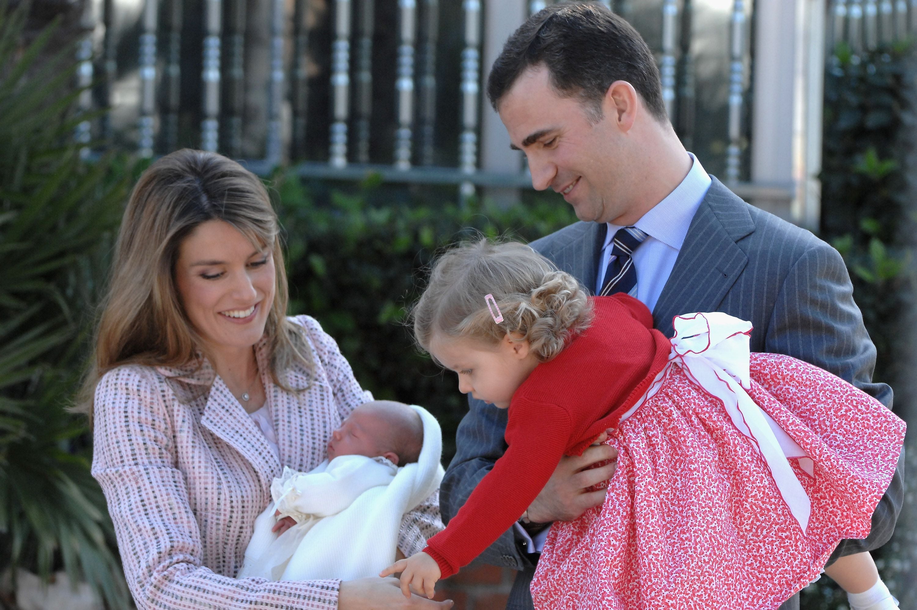 MADRID, SPAIN - MAY 04:  Crown Prince Felipe of Spain, wife Princes Letizia and daugthers Princess Leonor (R) and Princess Sofia leave the Ruber Clinic on May 04, 2007 in Madrid  (Photo by Carlos Alvarez/Getty Images)