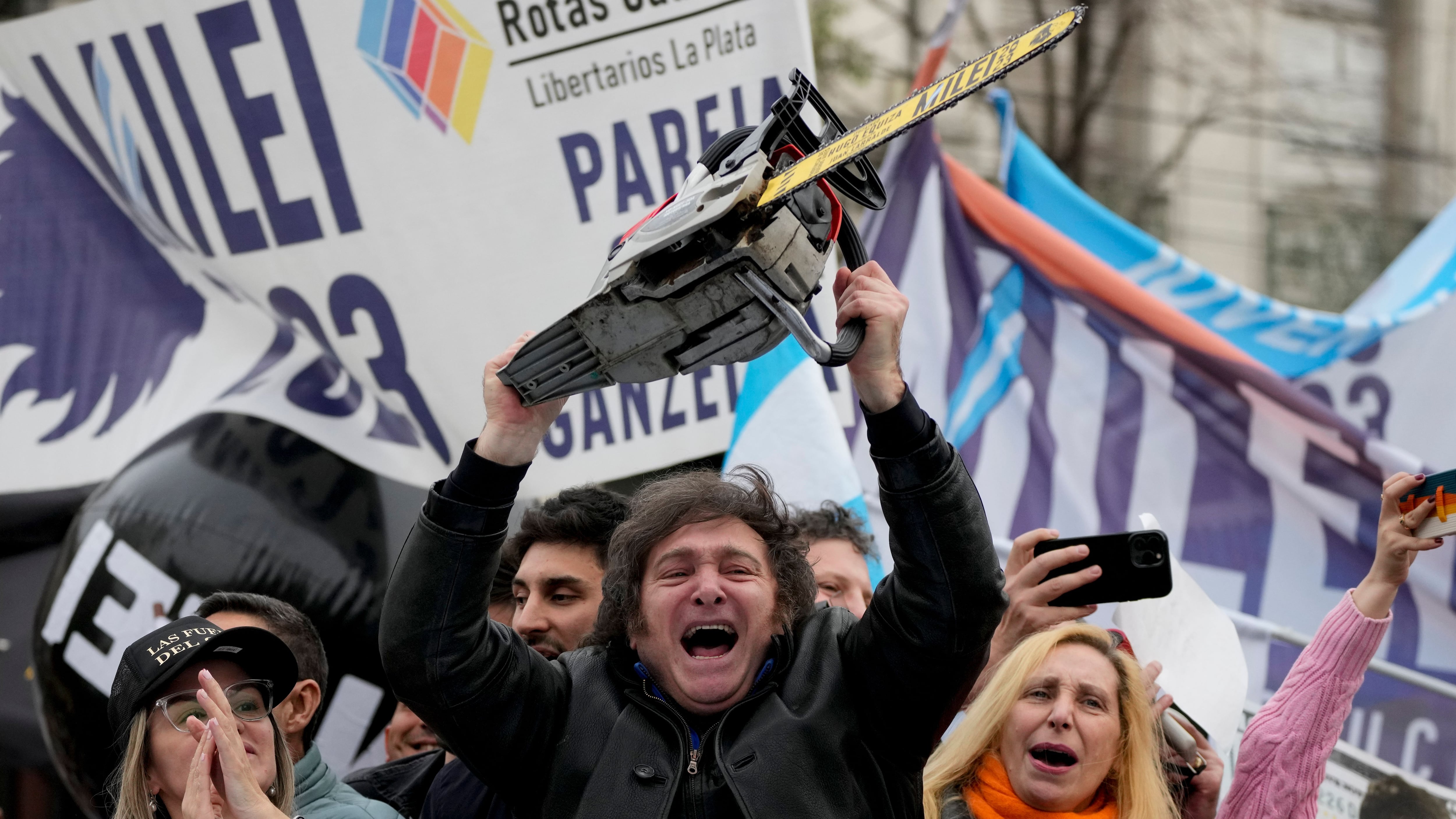 "Reducir el Estado a los hachazos no es lo más recomendable", señaló Oscar Oszlak (AP Foto/Natacha Pisarenko)