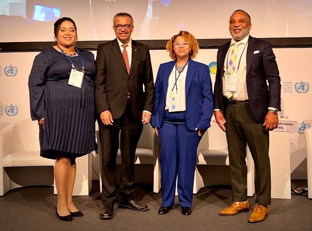 El director general de la OMS, Tedros Adhanom Ghebreyesus, con la familia de Henrietta Lacks, nombrados embajadores para la eliminación del cáncer de cuello de útero. En Berlín (Alemania), 2022. (Foto de ARCHIVO)