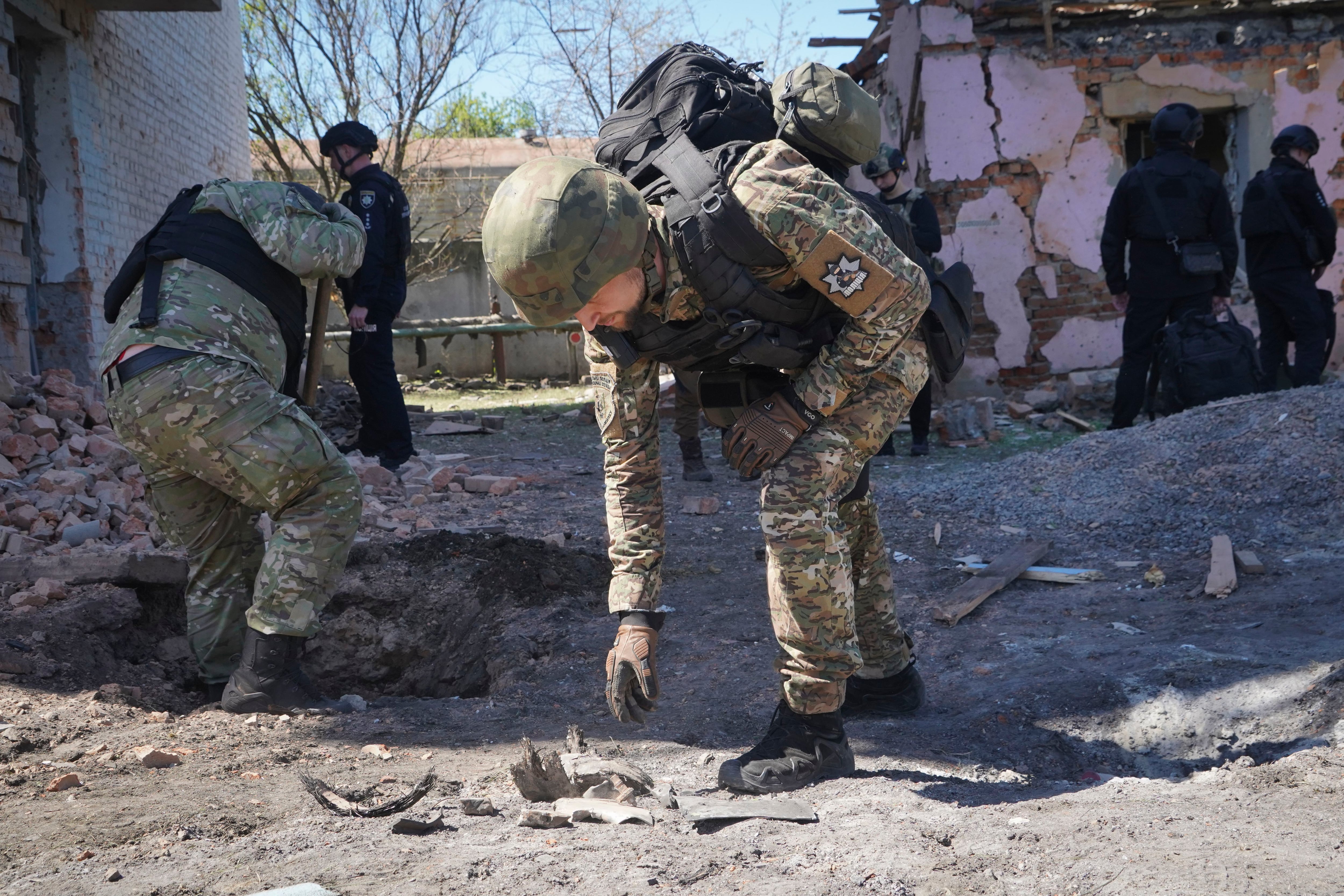 En esta imagen de archivo, un agente de policía examina fragmentos de una bomba guiada tras un ataque aéreo ruso sobre Kharkiv  (AP Foto/Andrii Marienko, archivo)