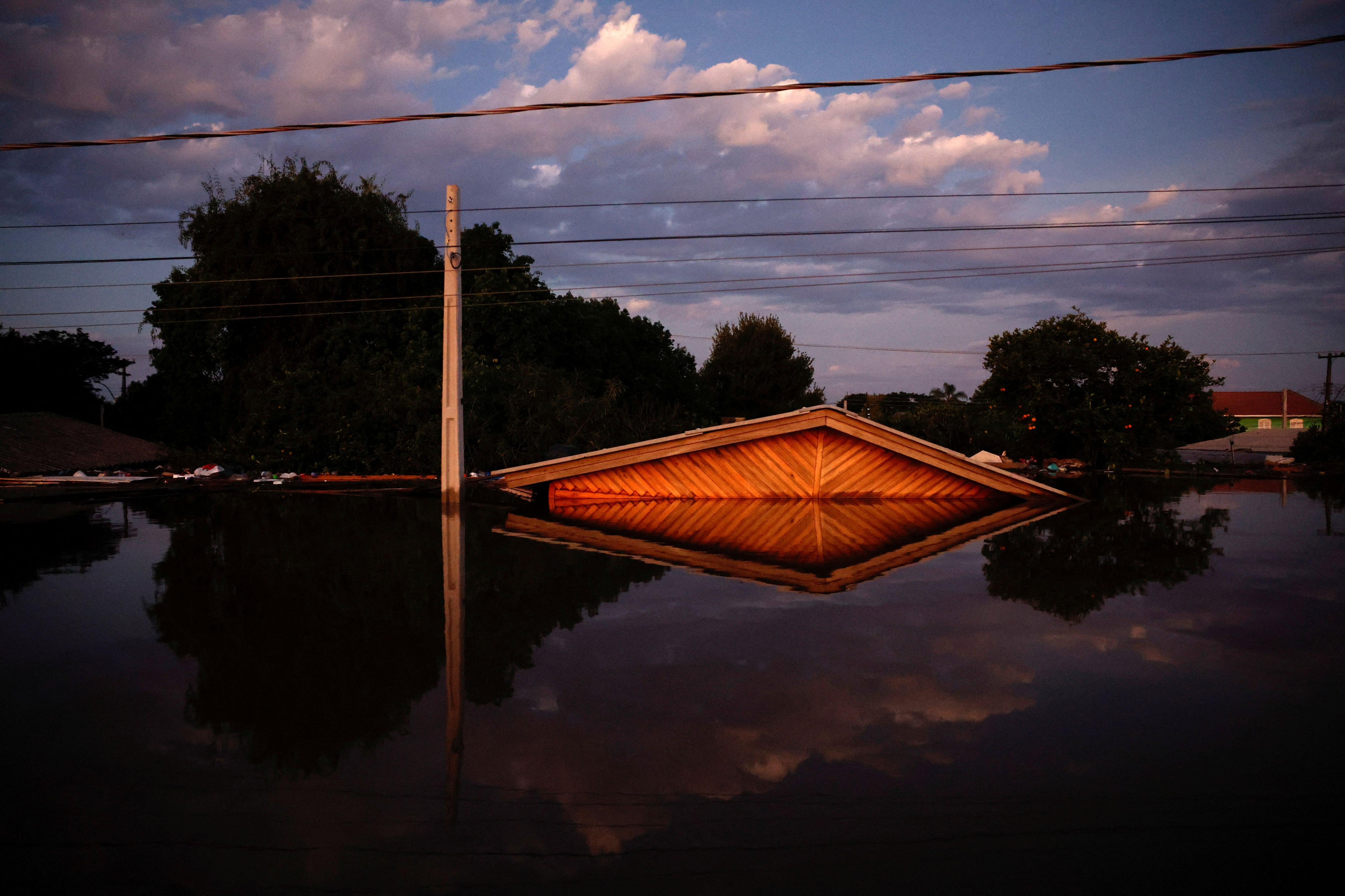 Se muestra una calle inundada en Canoas, en el estado de Rio Grande do Sul, Brasil, 5 de mayo de 2024. REUTERS/Amanda Perobelli