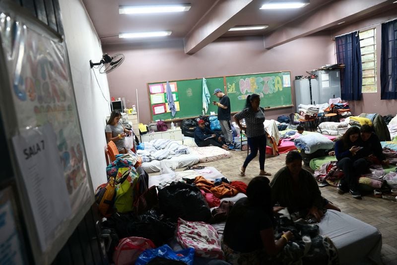 Cerca de 77.000 personas están refugiados en edificios estatales y deberán ser relocalizados (REUTERS)