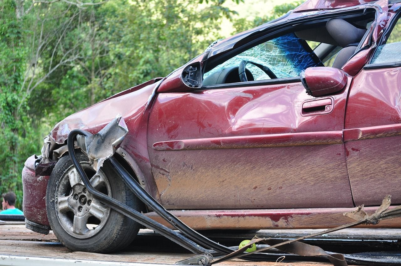 Accidente vehicular-Colombia-carro destrozado