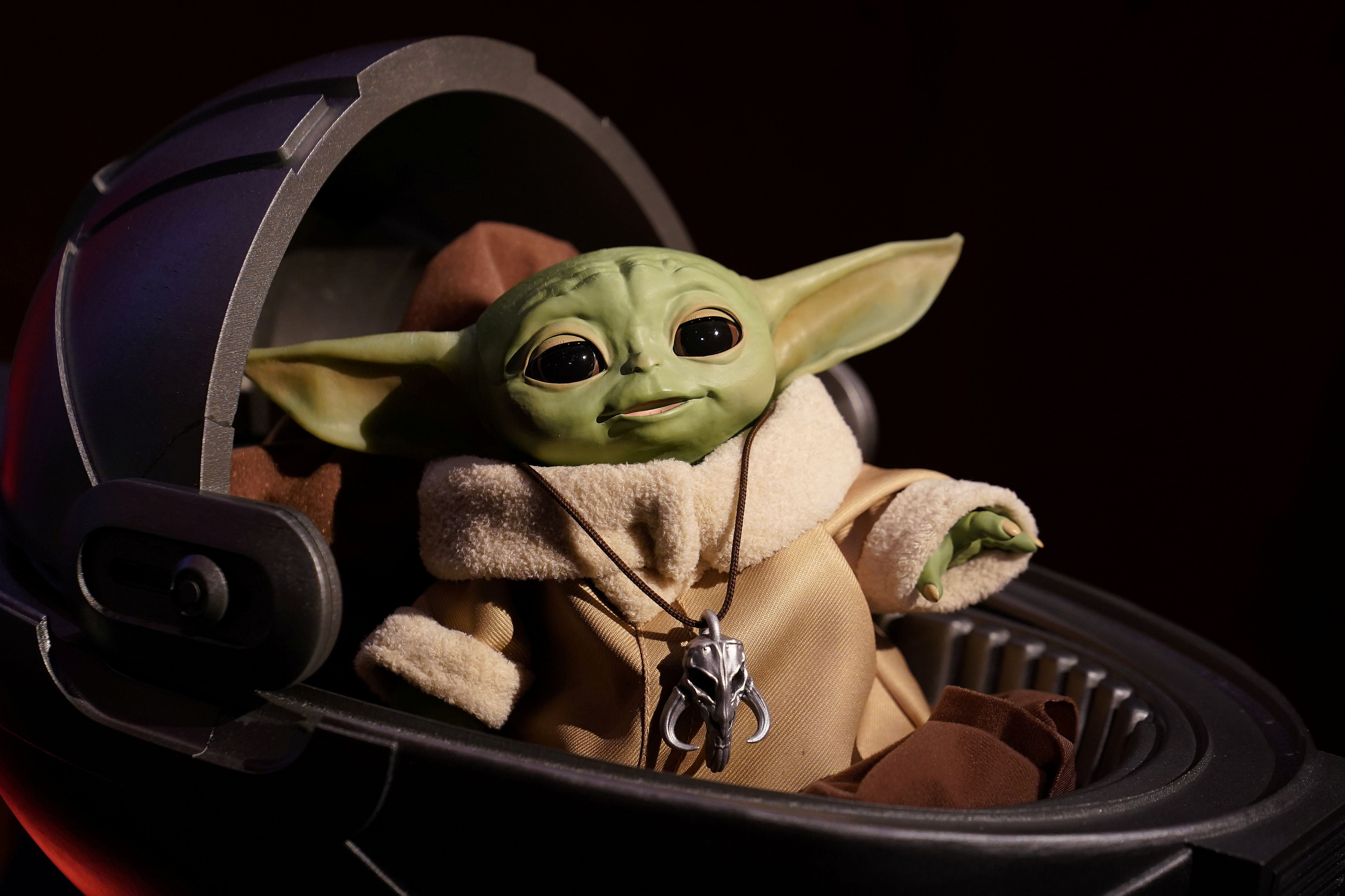 Baby Yoda, como fue nombrado por el fandom, es uno de los personajes por los que más esperan vovler a ver en esta tercera temporada de The Mandalorian  (REUTERS/Carlo Allegri/File Photo)