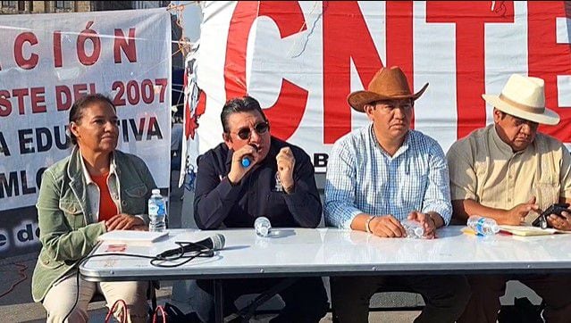 Conferencia de prensa de dirigentes de la CNTE desde el Zócalo