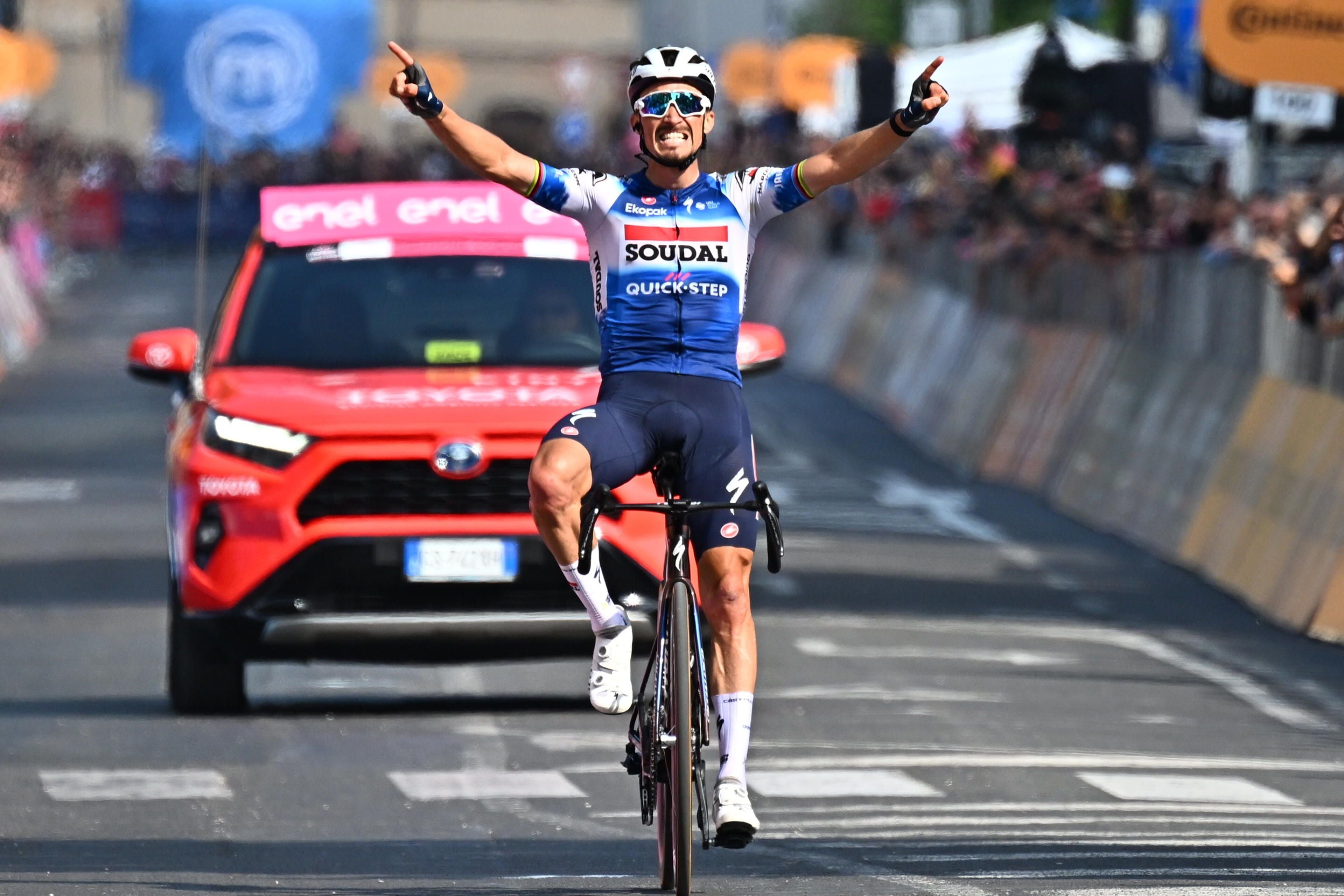 El corredor francés Julian Alanphilippe, del Soudal Quick Step, celebra su victoria en la 12 etapa del Giro de Italia 2024 tras 193 km entre Martinsicuro y Fano, Italia. EFE/EPA/LUCA ZENNARO
