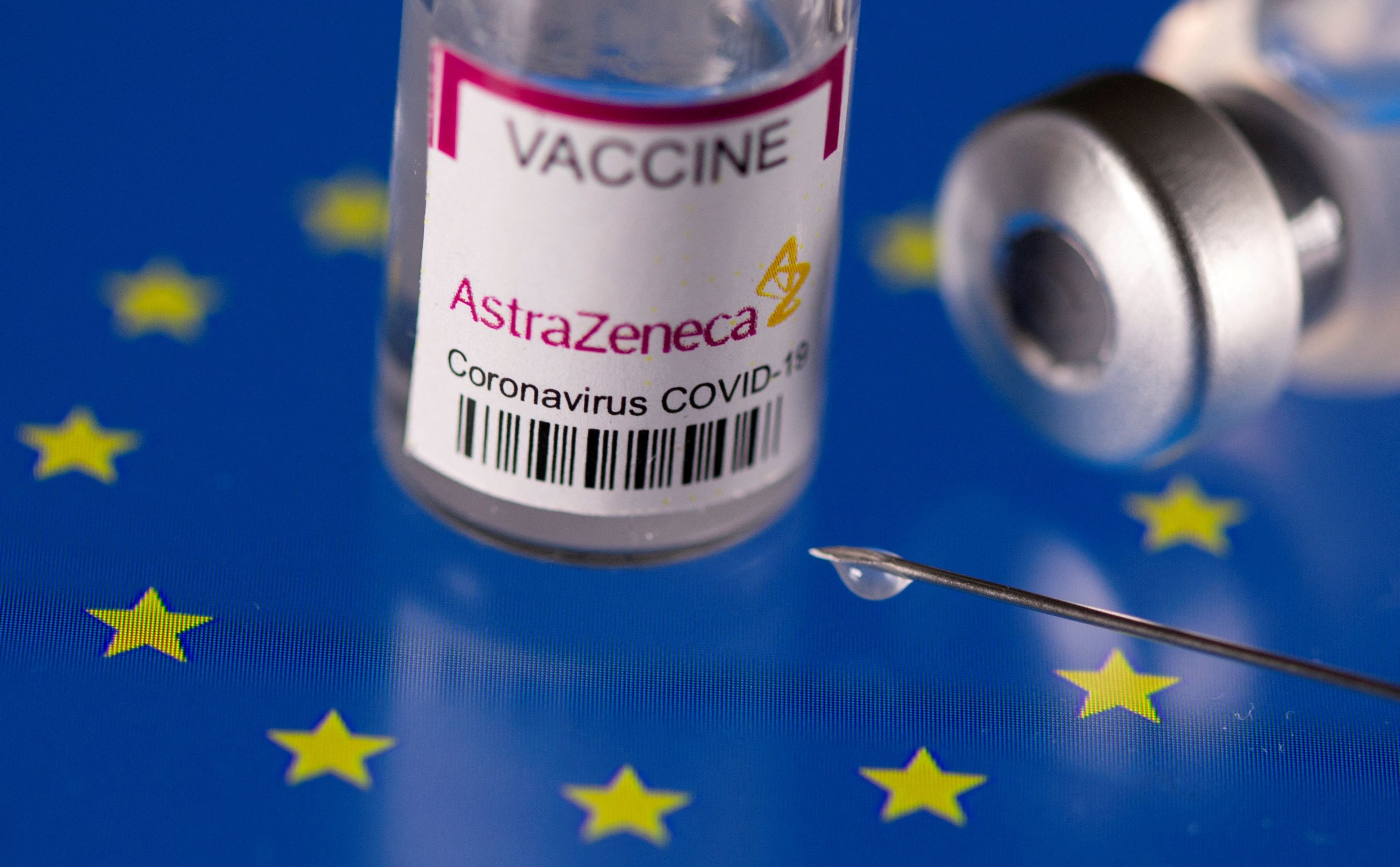 Según los diarios británicos AstraZeneca dijo en los tribunales británicos que "la vacuna AZ puede, en casos muy raros, causar trombocitopenia (TTS). Pero la razón de discontinuar la vacuna pedida por el mismo AZ no tiene que ver con este juicio. ( REUTERS/Dado Ruvic/Illustration)