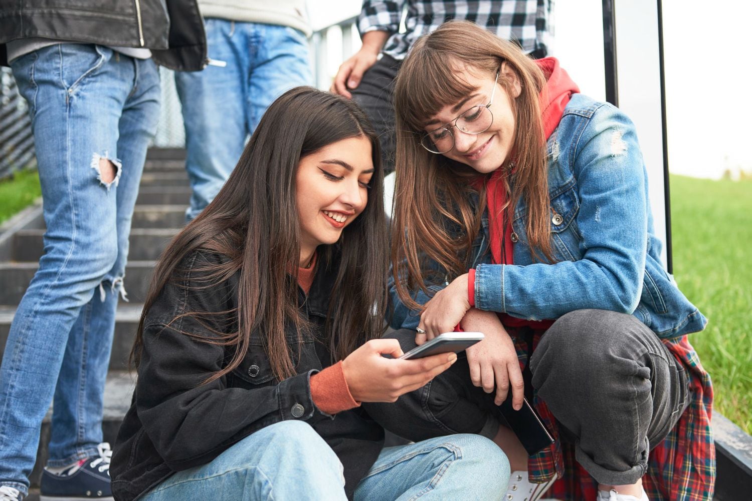 Los adolescentes usan internet 3 horas al día para actividades de ocio, según el estudio - crédito Freepik