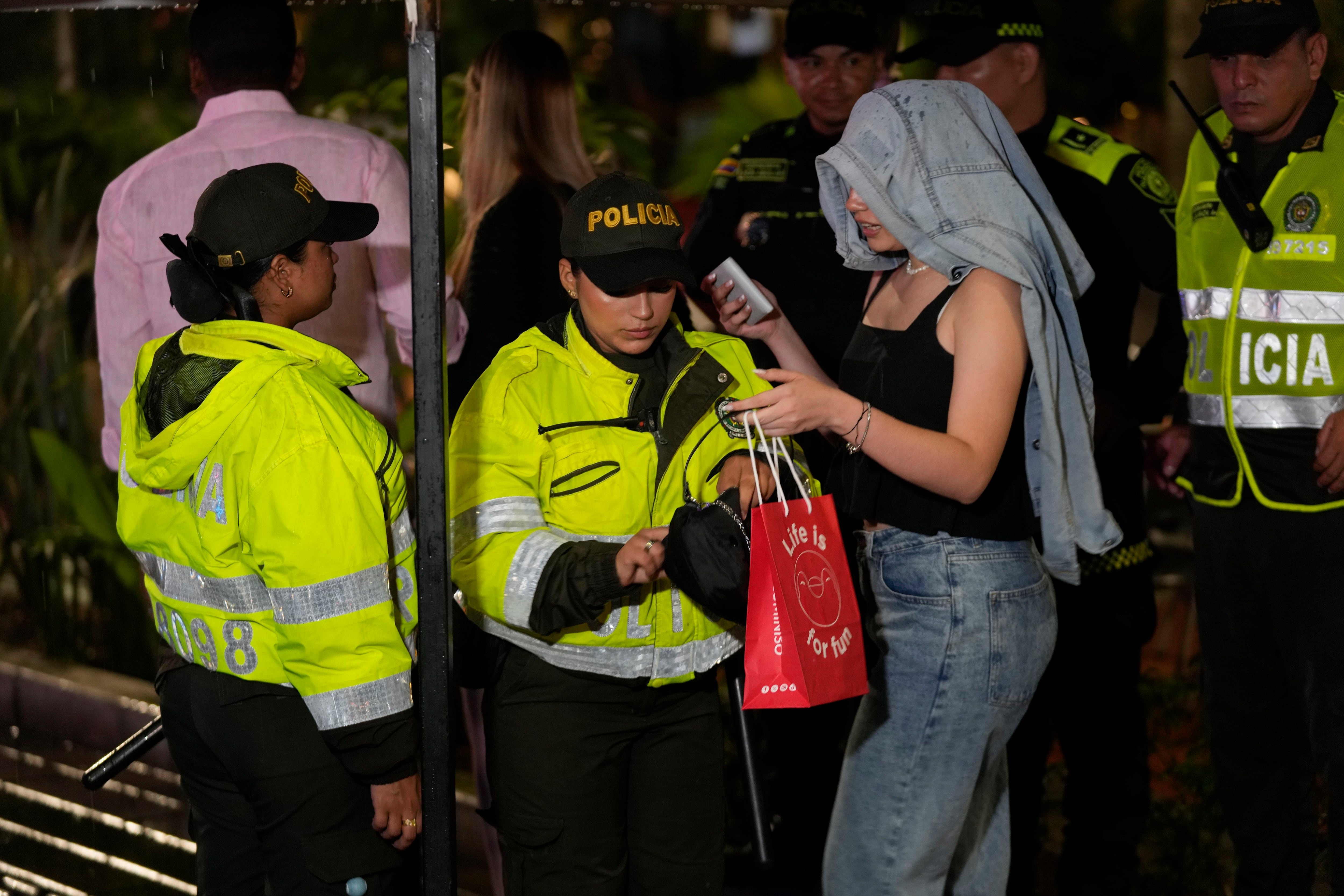 Las autoridades despliegan cada vez más estrategias para contrarrestar los actos delictivos en contra de extranjeros en Medellín - crédito  Fernando Vergara/AP