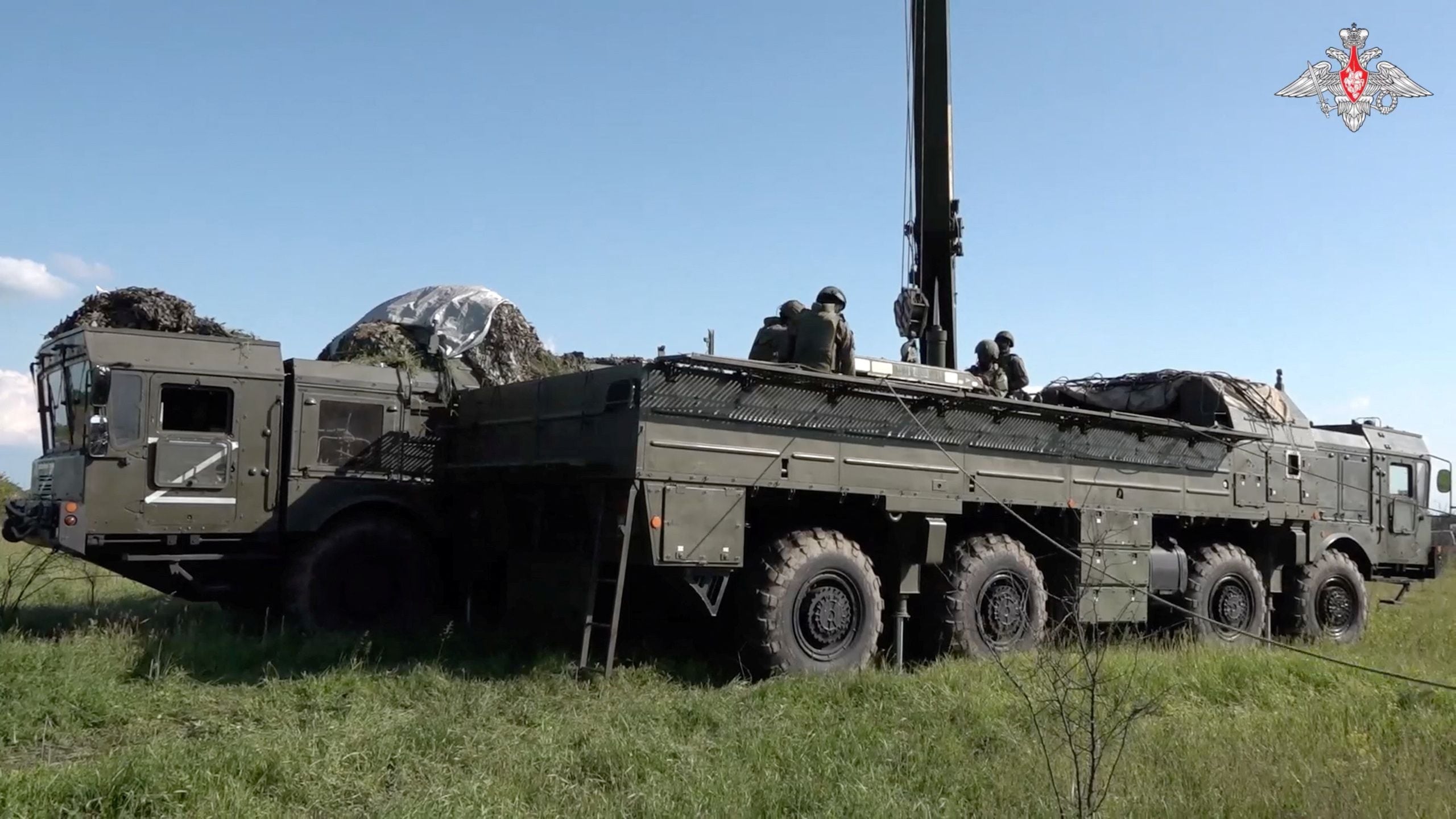 Miembros de las fuerzas armadas rusas sobre un sistema de lanzamiento de misiles Iskander capaz de transportar una cabeza nuclear. (Ministerio de Defensa ruso/Reuters)