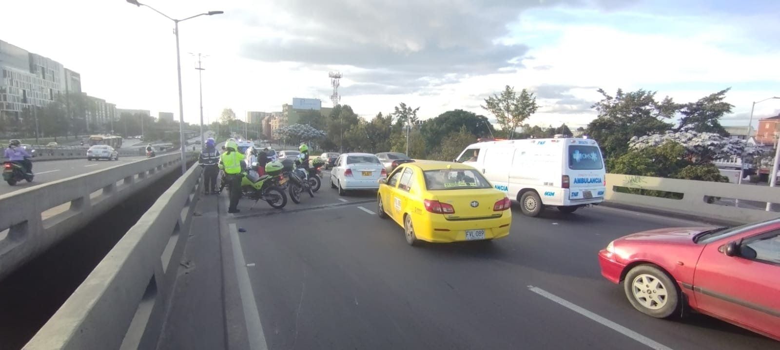 Siniestro en la localidad de Engativá entre automóvil y motociclista en la Av. El Dorado (Calle 26) con Av. Boyacá, sentido oriente-occidente - crédito @BogotaTransito / X