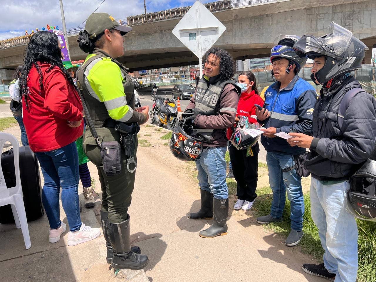 El cuerpo de policía de tránsito le dio instrucciones a varios moteros de Bogotá para mejorar la circulación y hacerlos caer en cuenta de los posibles errores en la vía - crédito Policía de Tránsito Bogotá / X