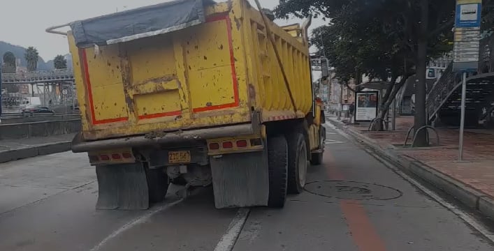 Una volqueta se varó sobre la carrera 30 - crédito Bogotá Tránsito