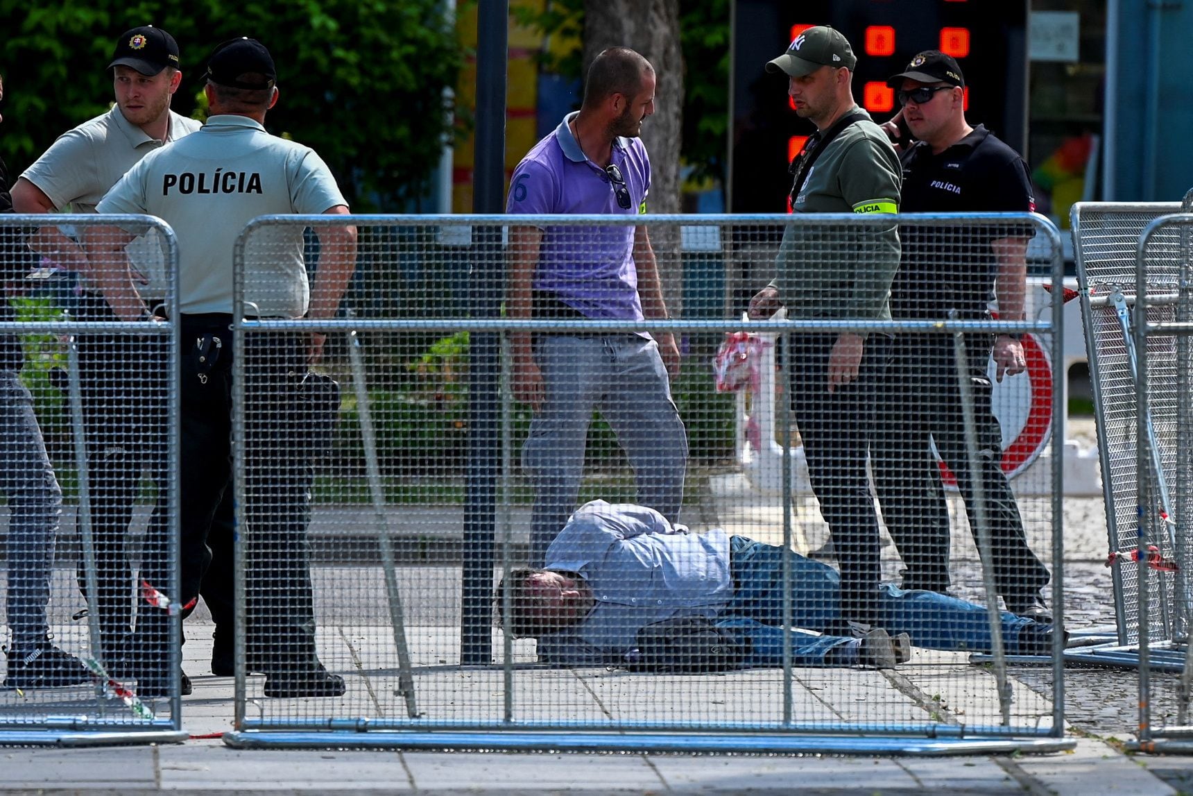 Este es el sospechoso detenido, su identodad es aún desconocida (REUTERS/Radovan Stoklasa)