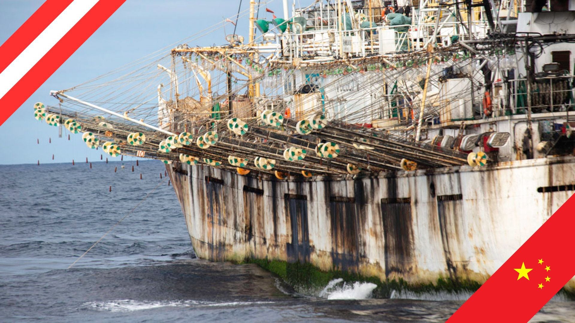 Barco adornado en las esquinas con las banderas china y peruana.