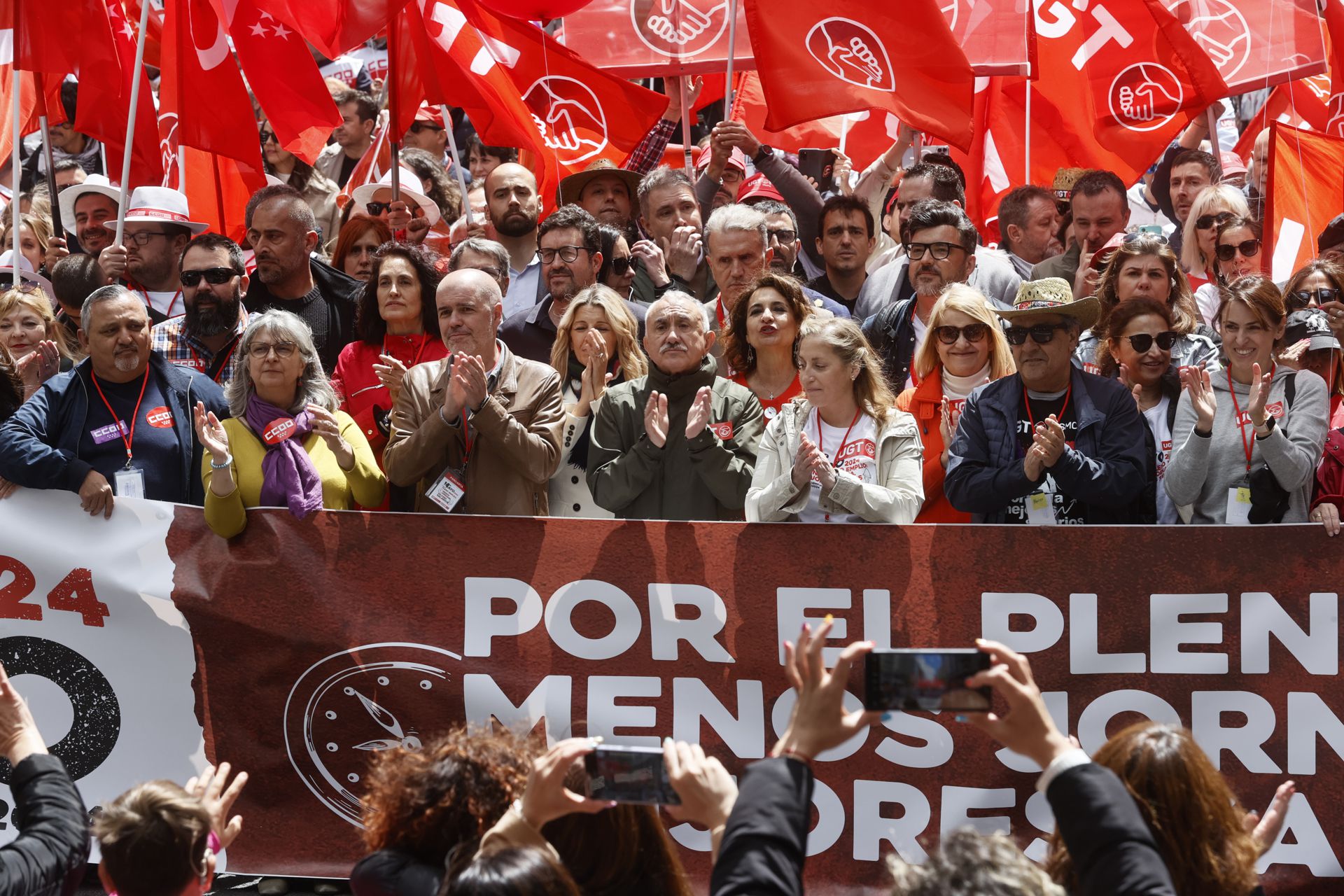 Los secretarios generales de CCOO, Unai Sordo (3i), y UGT, Pepe Álvarez (c), durante la manifestación convocada por los dos grandes sindicatos, CCOO y UGT, este miércoles en Madrid, en un Primero de Mayo que tiene como lema 'Por el pleno empleo: reducir jornada, mejorar salarios'. EFE/Fernando Alvarado