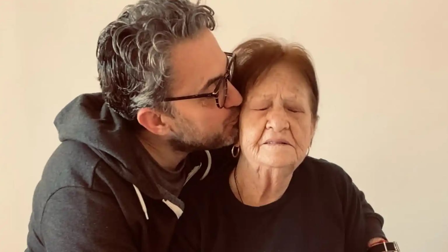 Máximo Huerta y su madre, Clara, en una imagen de las redes sociales del escritor. (Instagram)