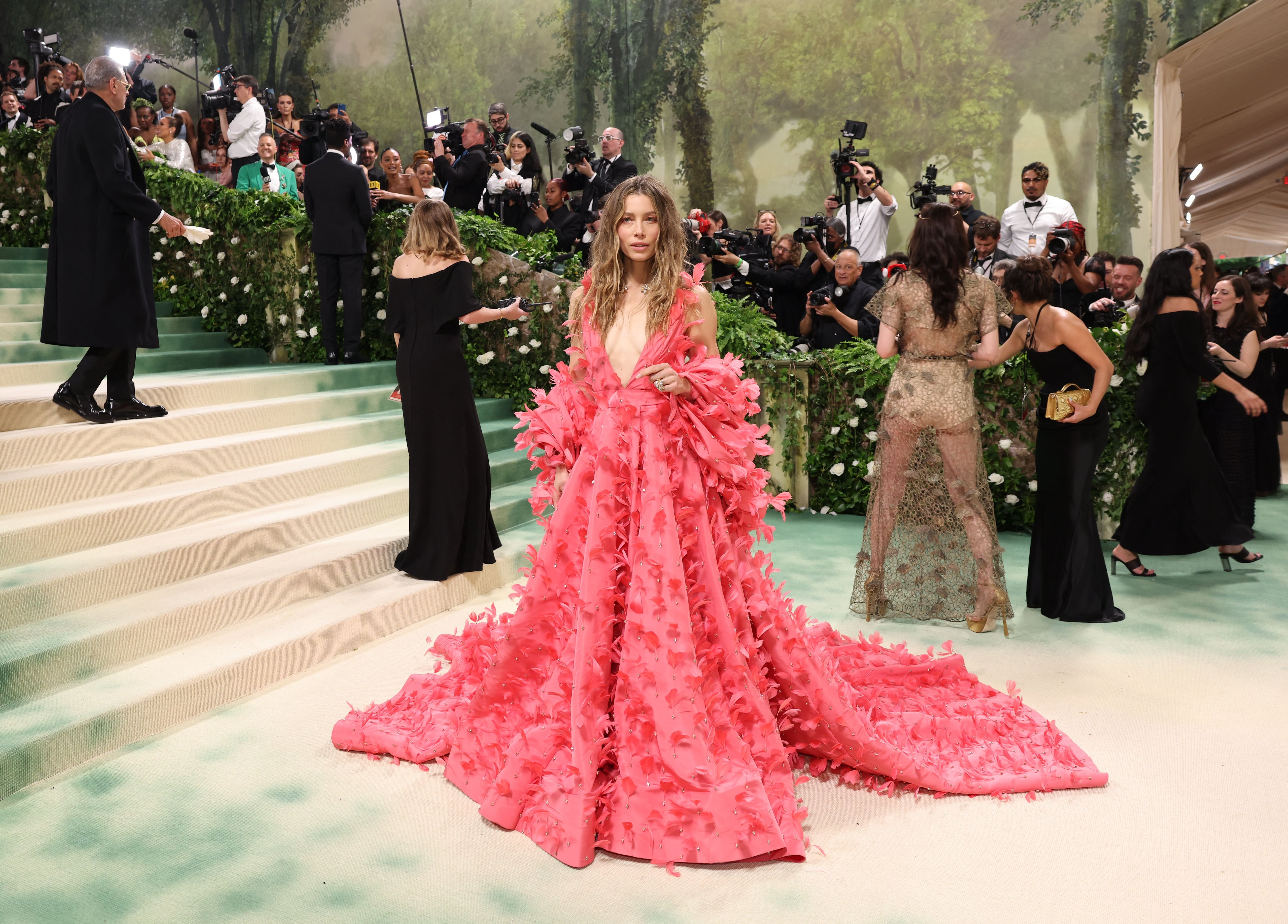 Jessica Biel optó por un vestido en la gama de los rosas, con flore
REUTERS/Andrew Kelly