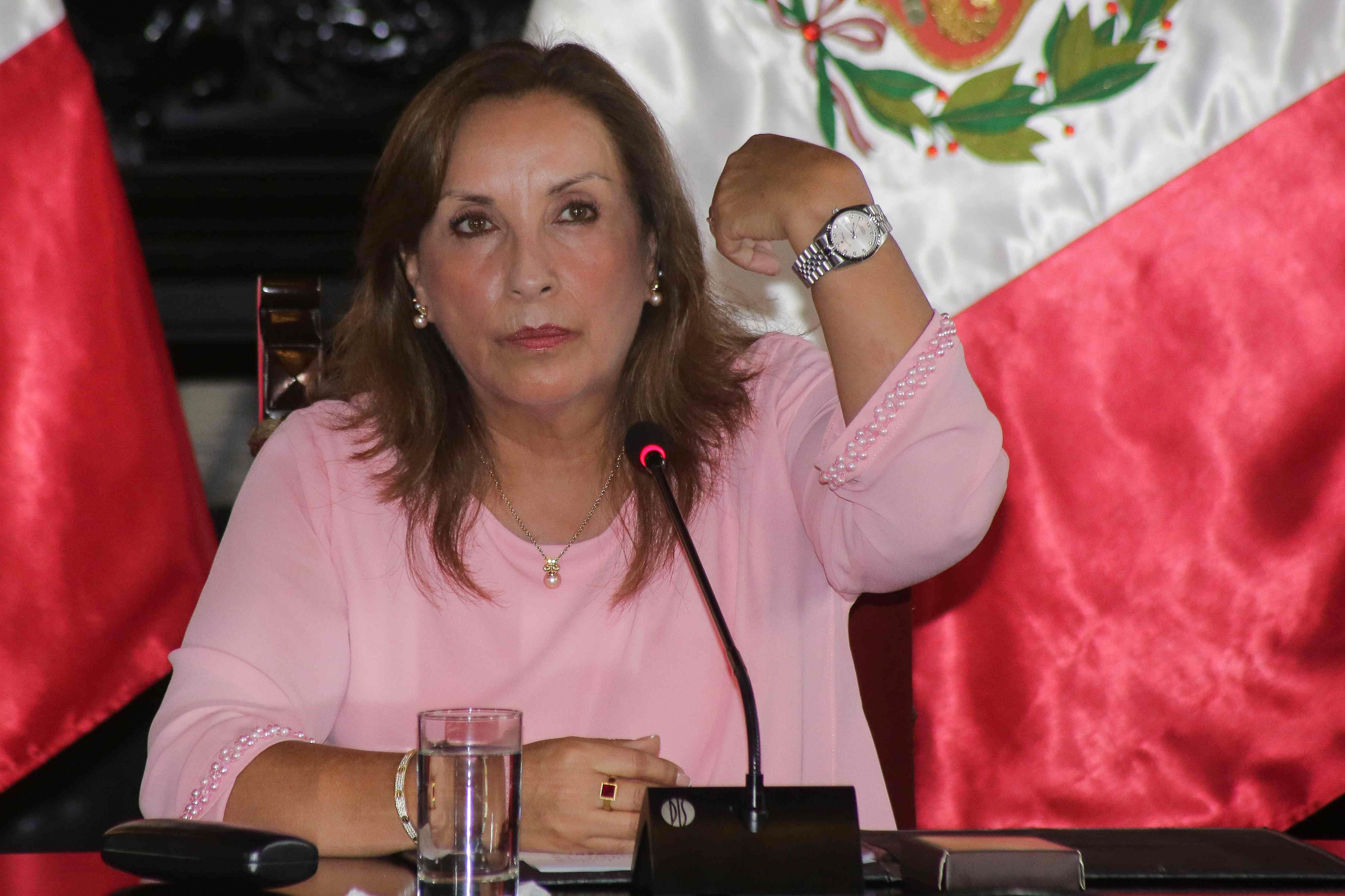 Fotografía de archivo de la presidenta de Perú, Dina Boluarte, mostrando sus joyas en una rueda de prensa en Lima (Perú). EFE/ Str
