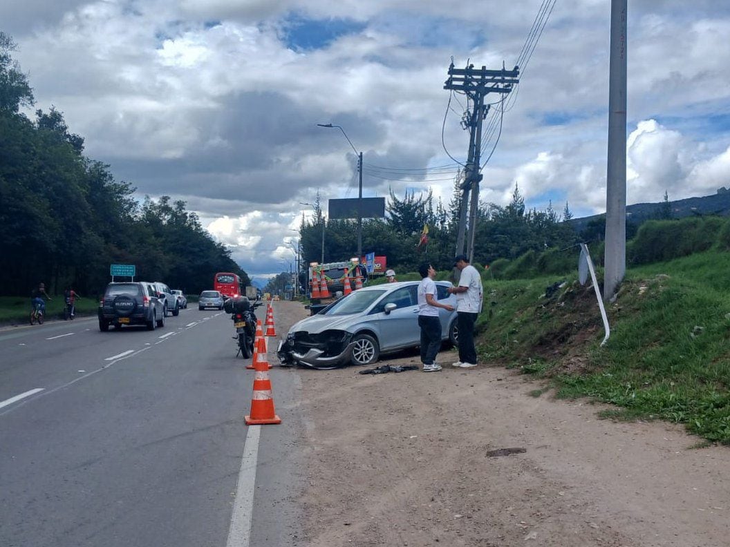 Se presenta siniestro vial en la localidad de Usaquén, automóvil colisiona contra objeto fijo (señal de tránsito) en la Autonorte con calle 224, sentido sur-norte - crédito @BogotaTransito / X