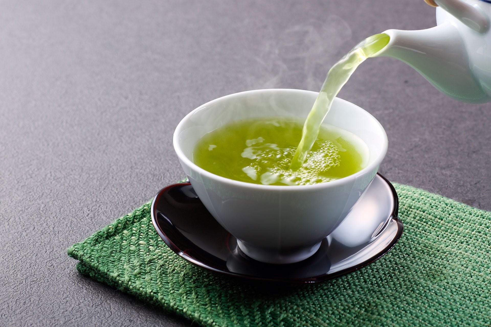 Descubre cómo una simple taza de té verde con limón puede ser la clave para mejorar tu bienestar diario. Más que una bebida refrescante, esta combinación ofrece una serie de beneficios asombrosos para la salud. (Shutterstock)