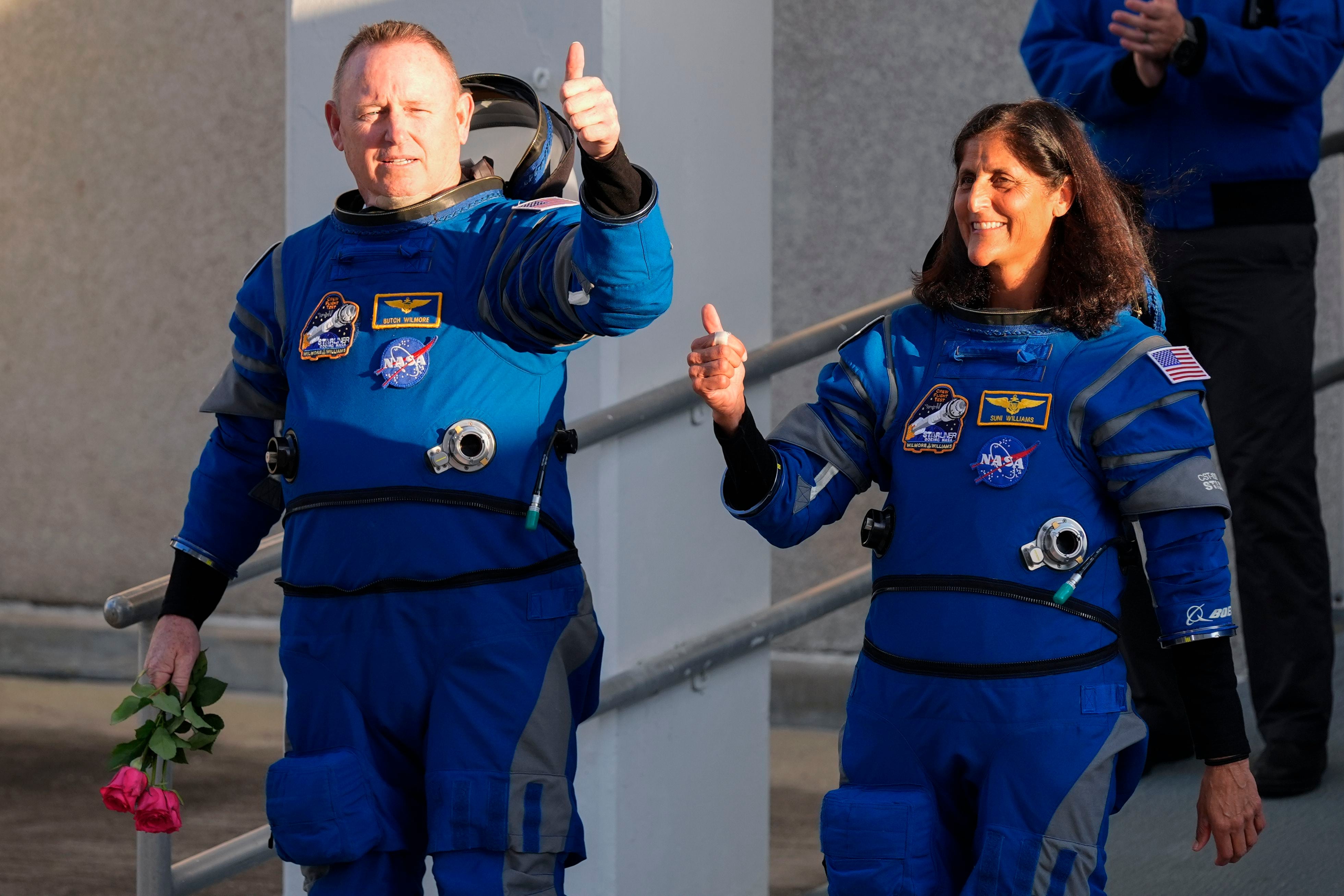 Los astronautas de la NASA siguen en cuarentena a la espera del lanzamiento reprogramado de Starliner. (AP/John Raoux)